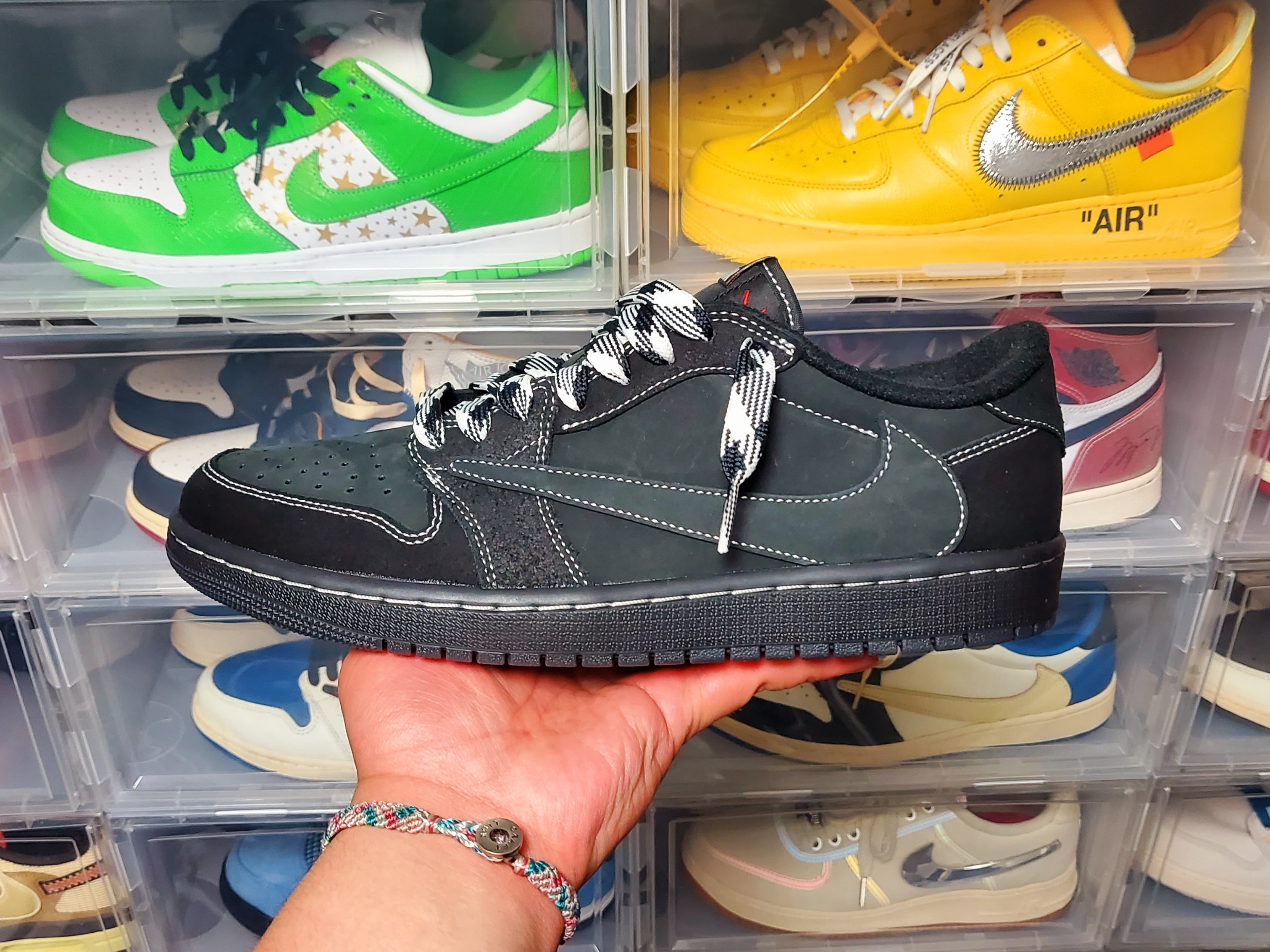 Jordan 1 x Travis Scott Retro Low OG SP Black Phantom 착용 스타일 - 3