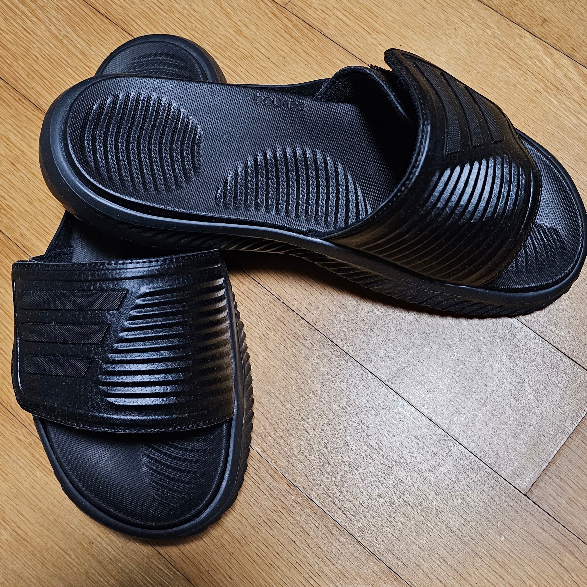 Adidas Alphabounce Slide Core Black 착용 스타일