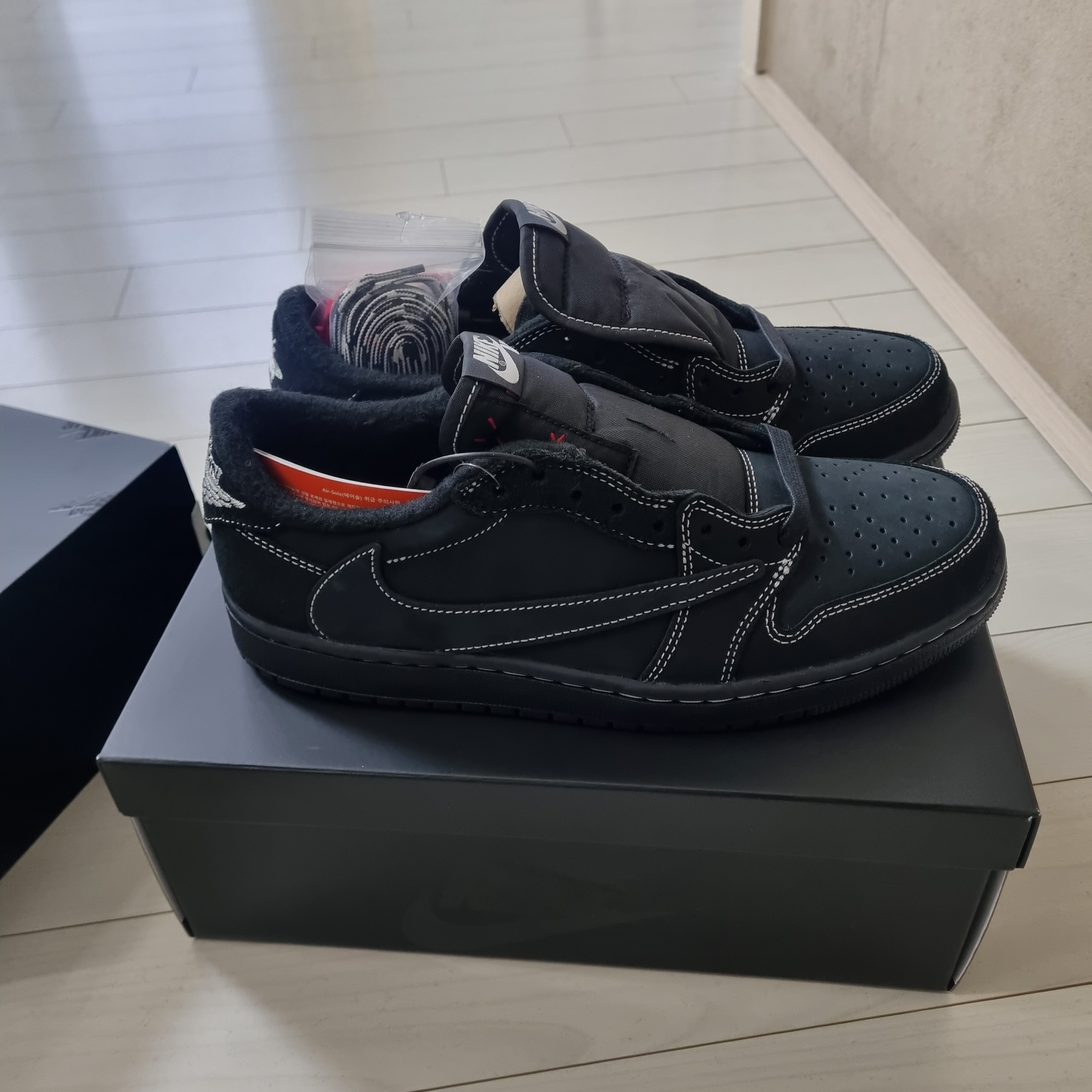 Jordan 1 x Travis Scott Retro Low OG SP Black Phantom 착용 스타일