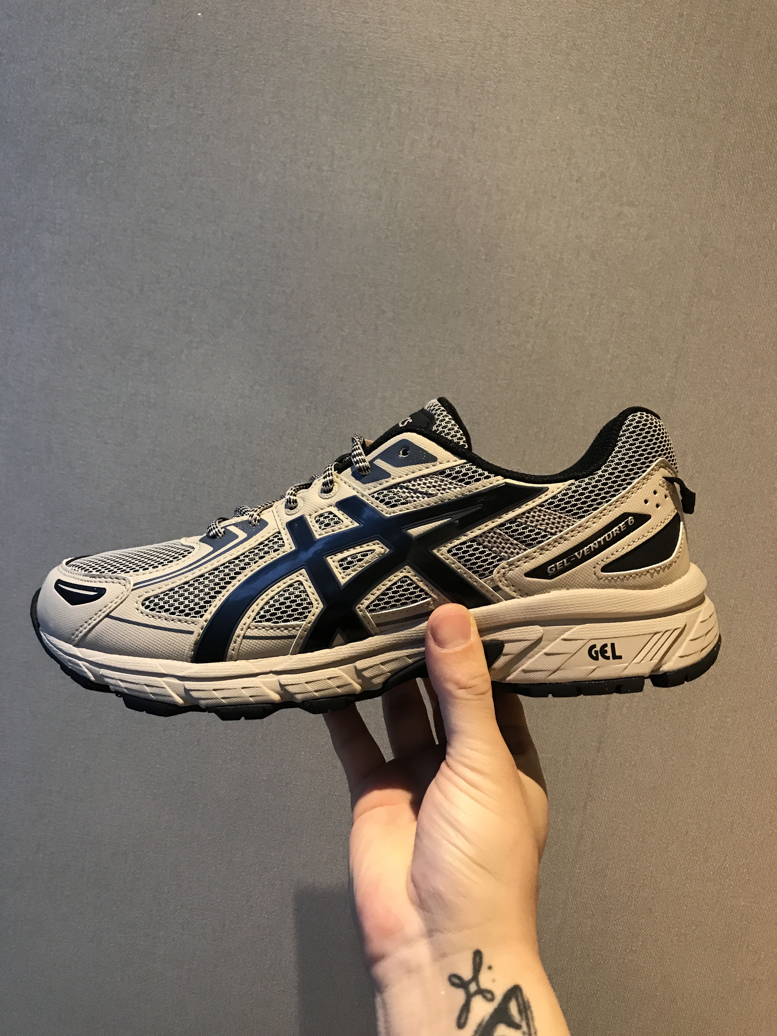 Asics Gel-Venture 6 Feather Grey Black 착용 스타일 - 1