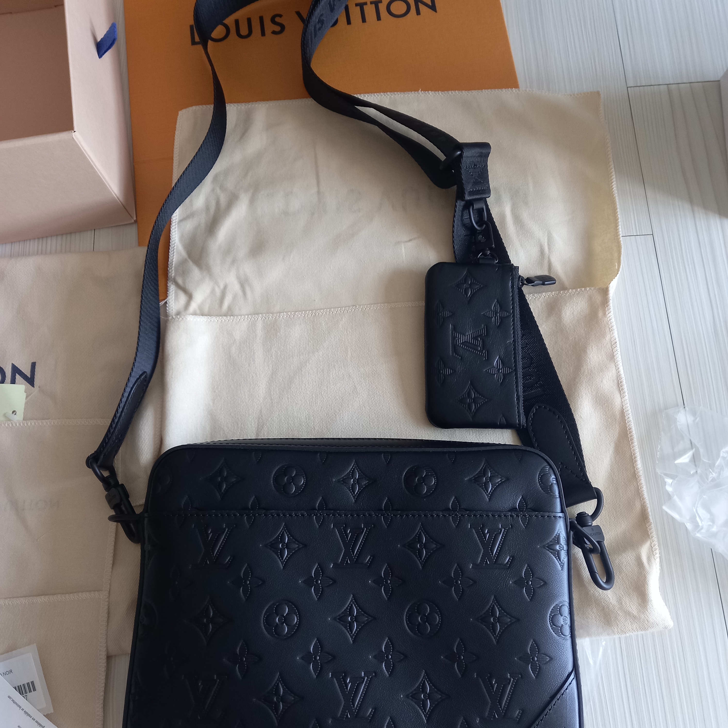 Louis Vuitton Duo Messenger Bag Monogram Shadow Anthracite Gray 착용 스타일