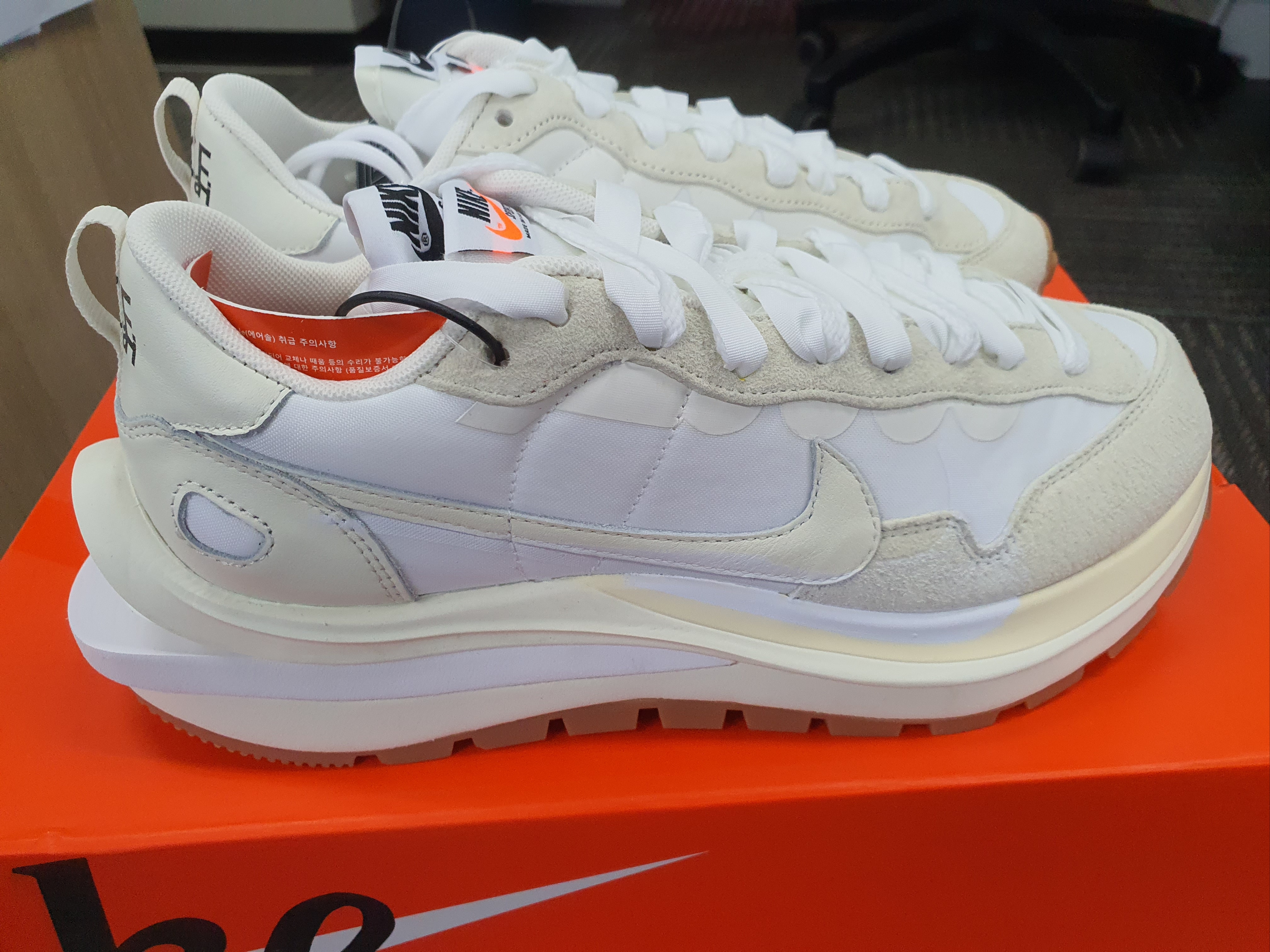 Nike x Sacai VaporWaffle White and Gum 착용 스타일 - 5