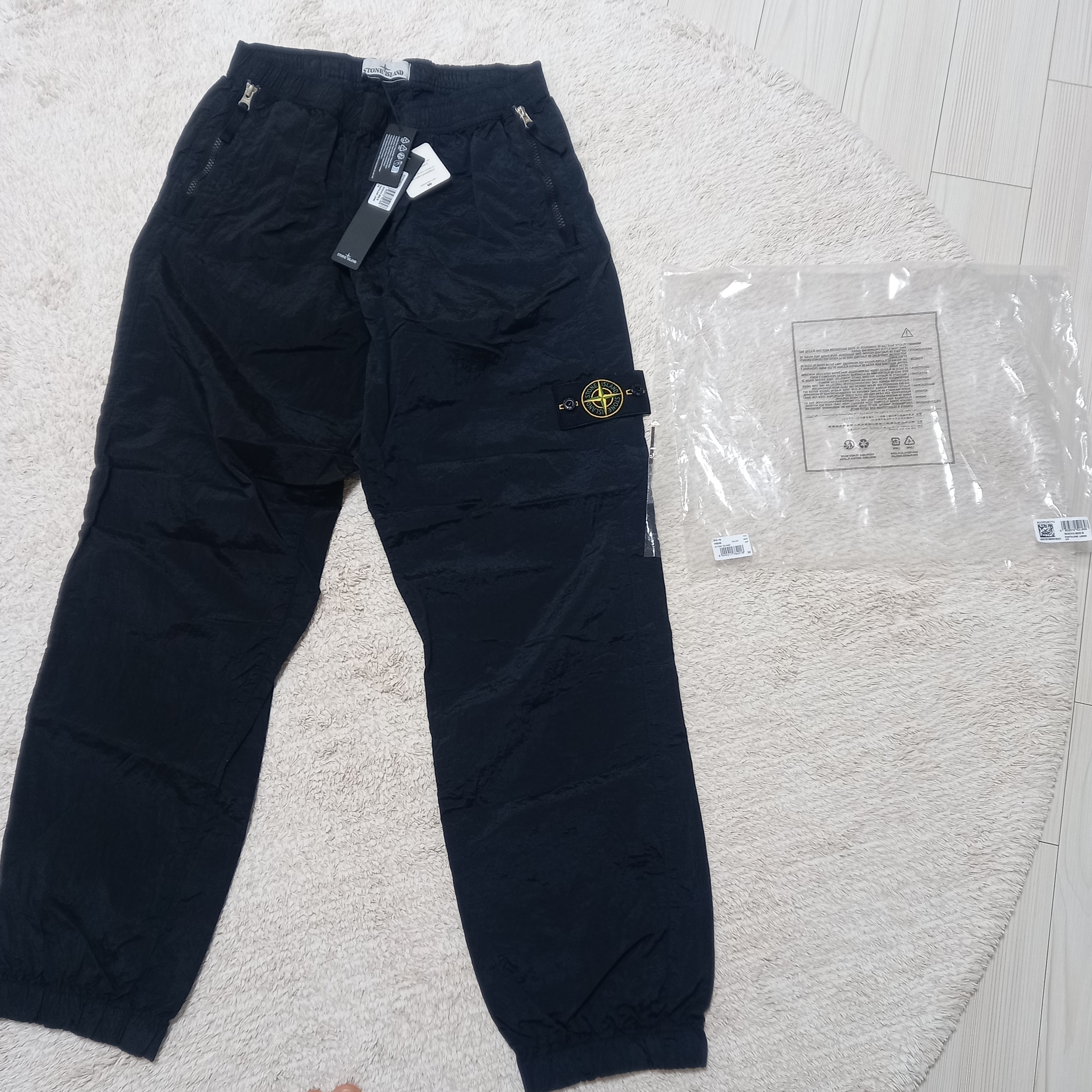 Stone Island 31019 Nylon Metal in Econyl Regenerated Nylon Pants Black - 23SS 착용 스타일 - 1