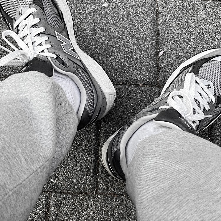 New Balance 2002R Premium Vintage Grey 착용 스타일