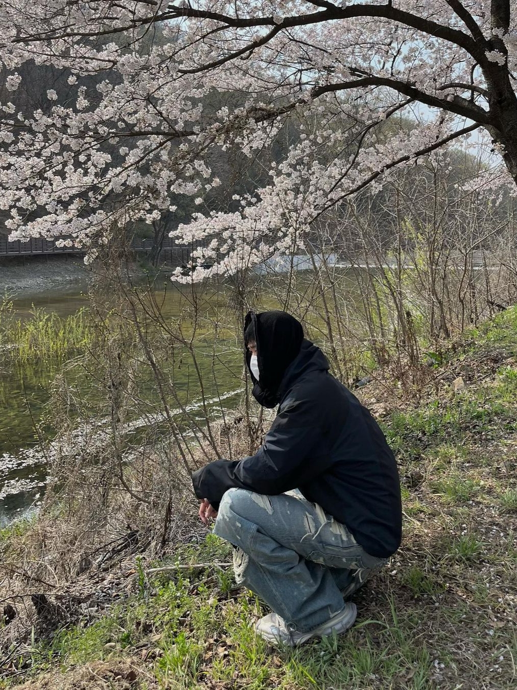 [KREAM 단독] AOP x Side Service Uzumaki Track Jacket Navy Black, Balenciaga 3XL Sneakers Light Beige 착용 스타일 - 4