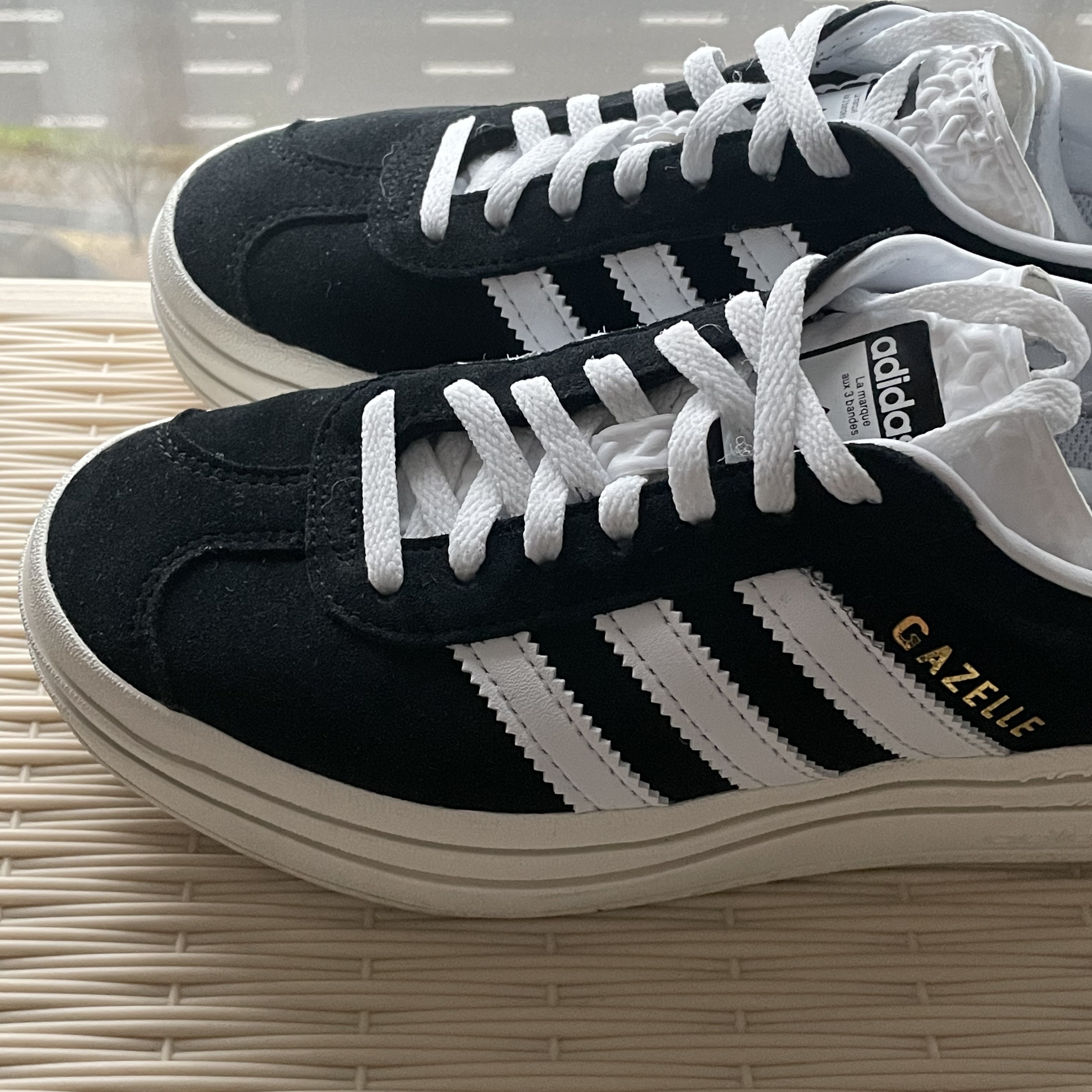 (W) Adidas Gazelle Bold Core Black Cloud White 착용 스타일
