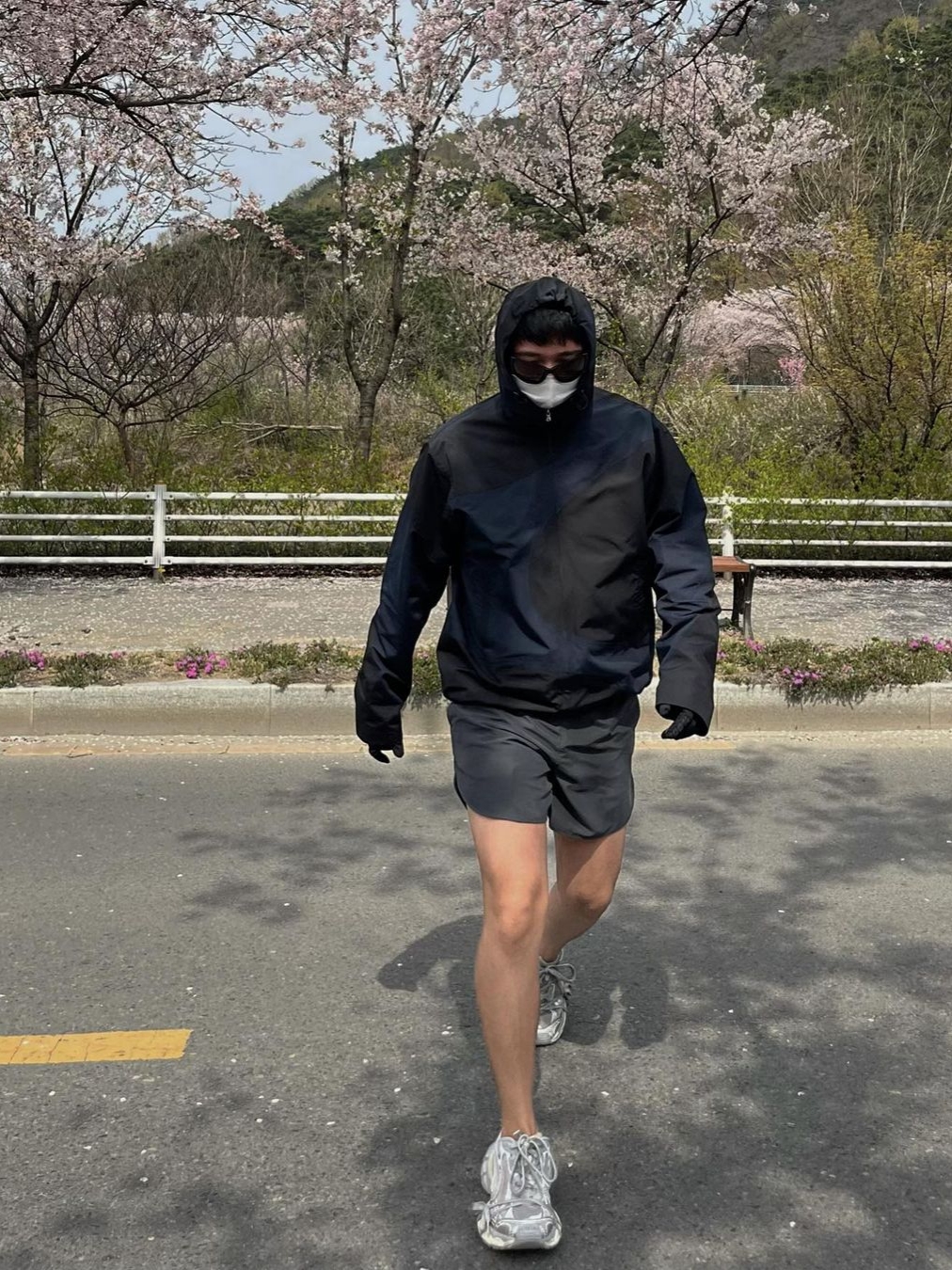 [KREAM 단독] AOP x Side Service Uzumaki Track Jacket Navy Black, (W) Balenciaga 3XL Sneakers Light Beige 착용 스타일 - 1