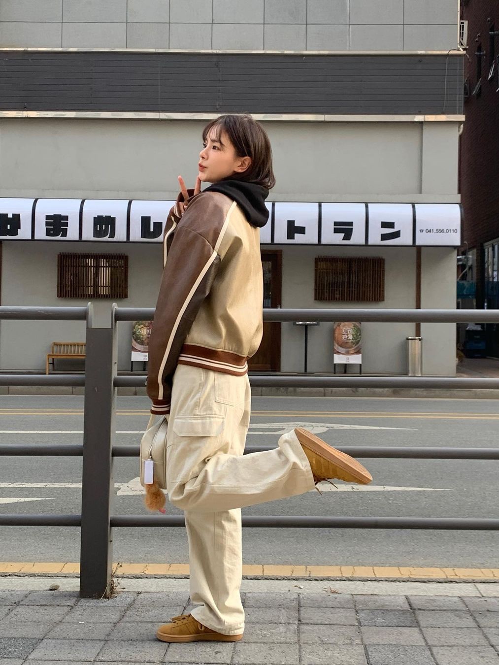 Nieeh Women Square Bag Mini Cream 착용 스타일