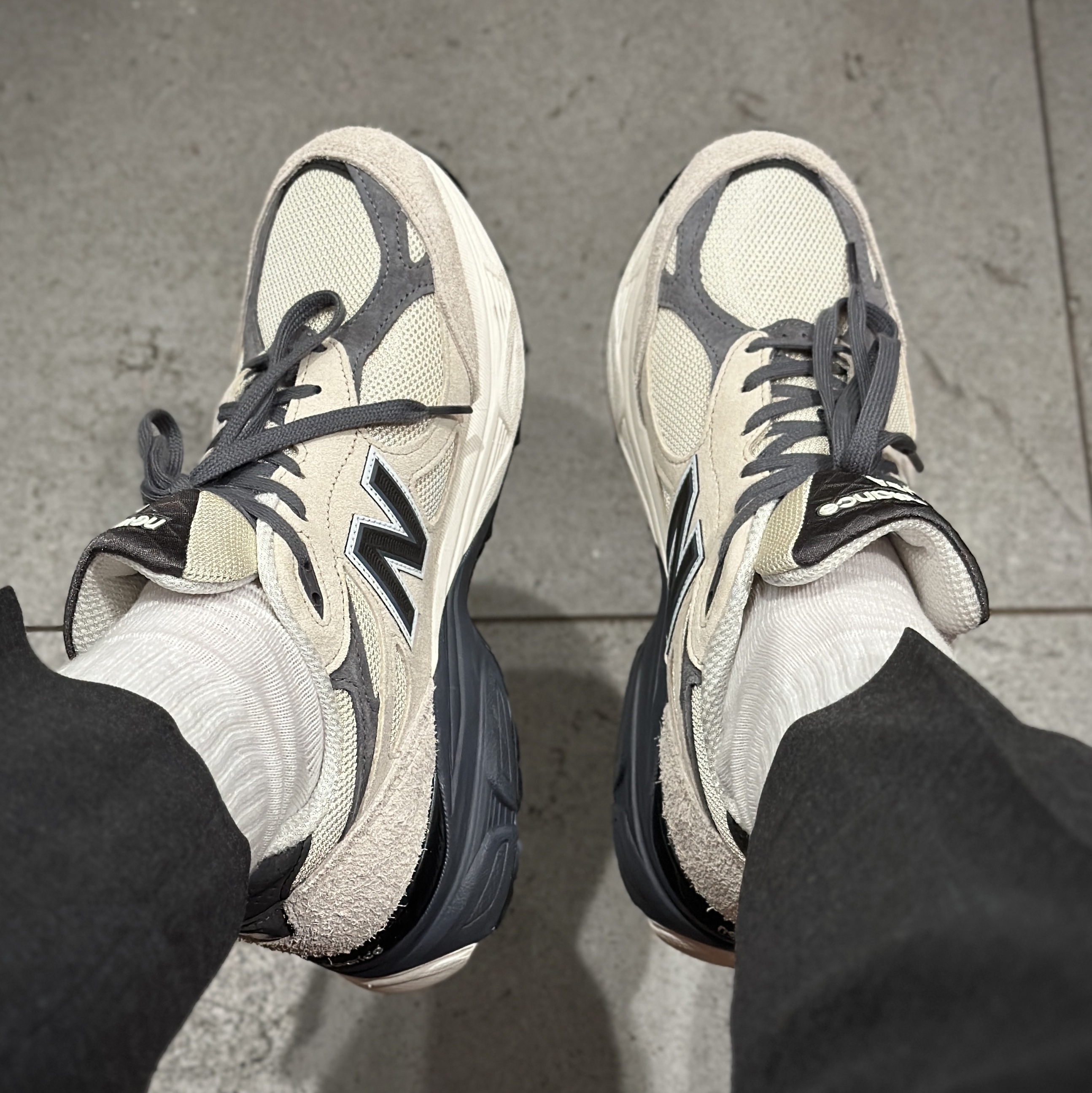 New Balance 990v3 Made in USA Moonbeam Macadamia Nut 착용 스타일