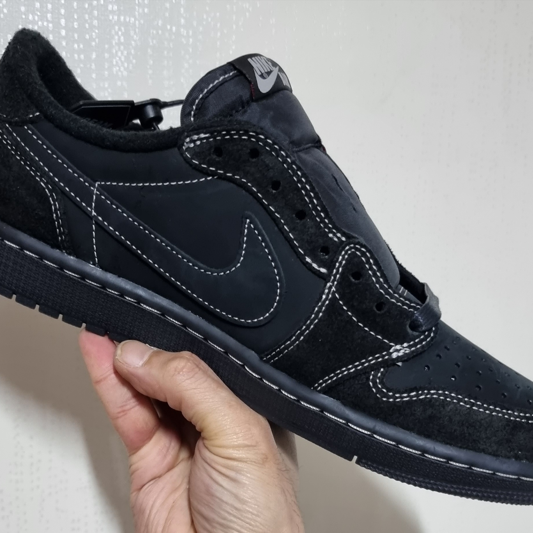 Jordan 1 x Travis Scott Retro Low OG SP Black Phantom 착용 스타일 - 2