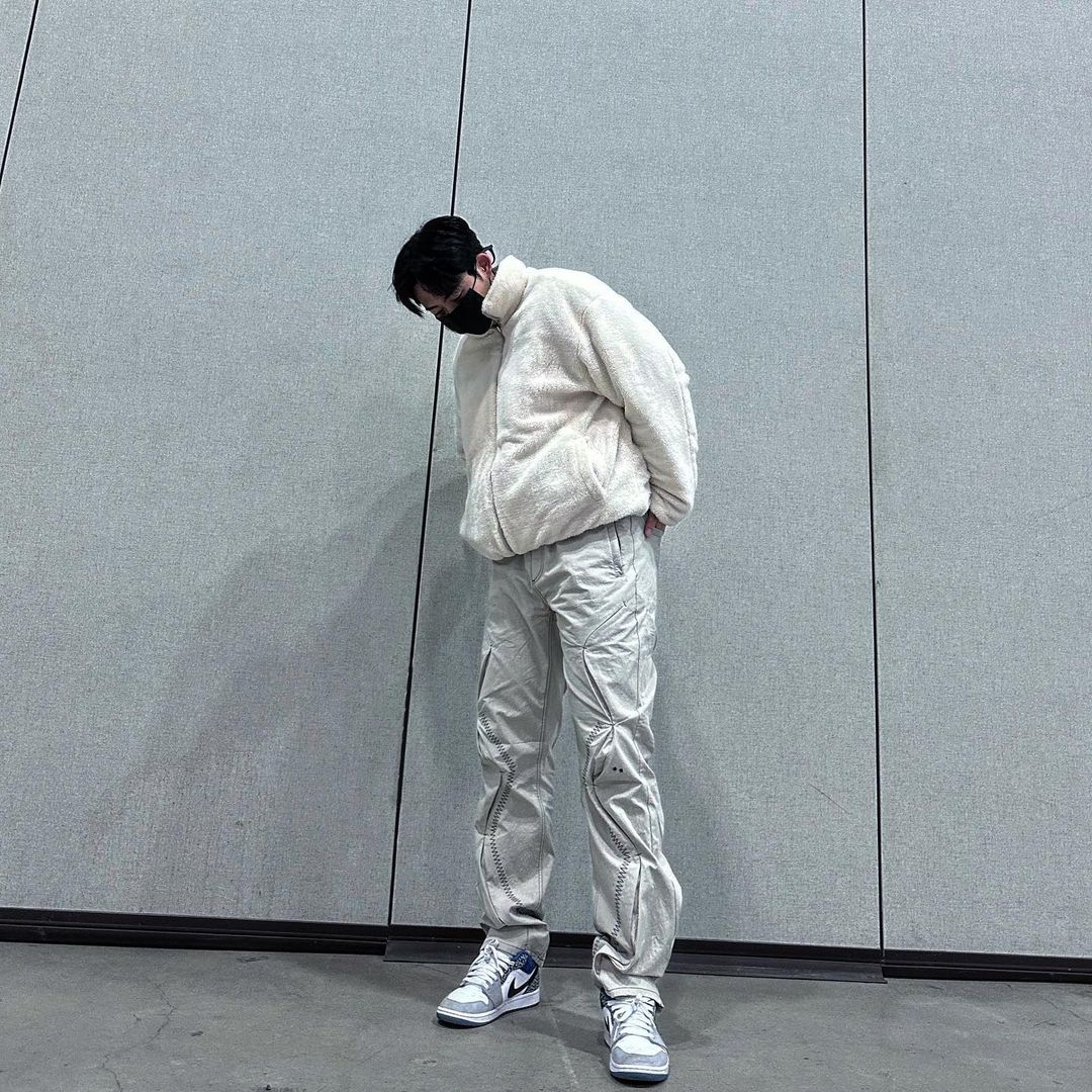 AOP Bar Tack Curve Pants Beige 착용 스타일