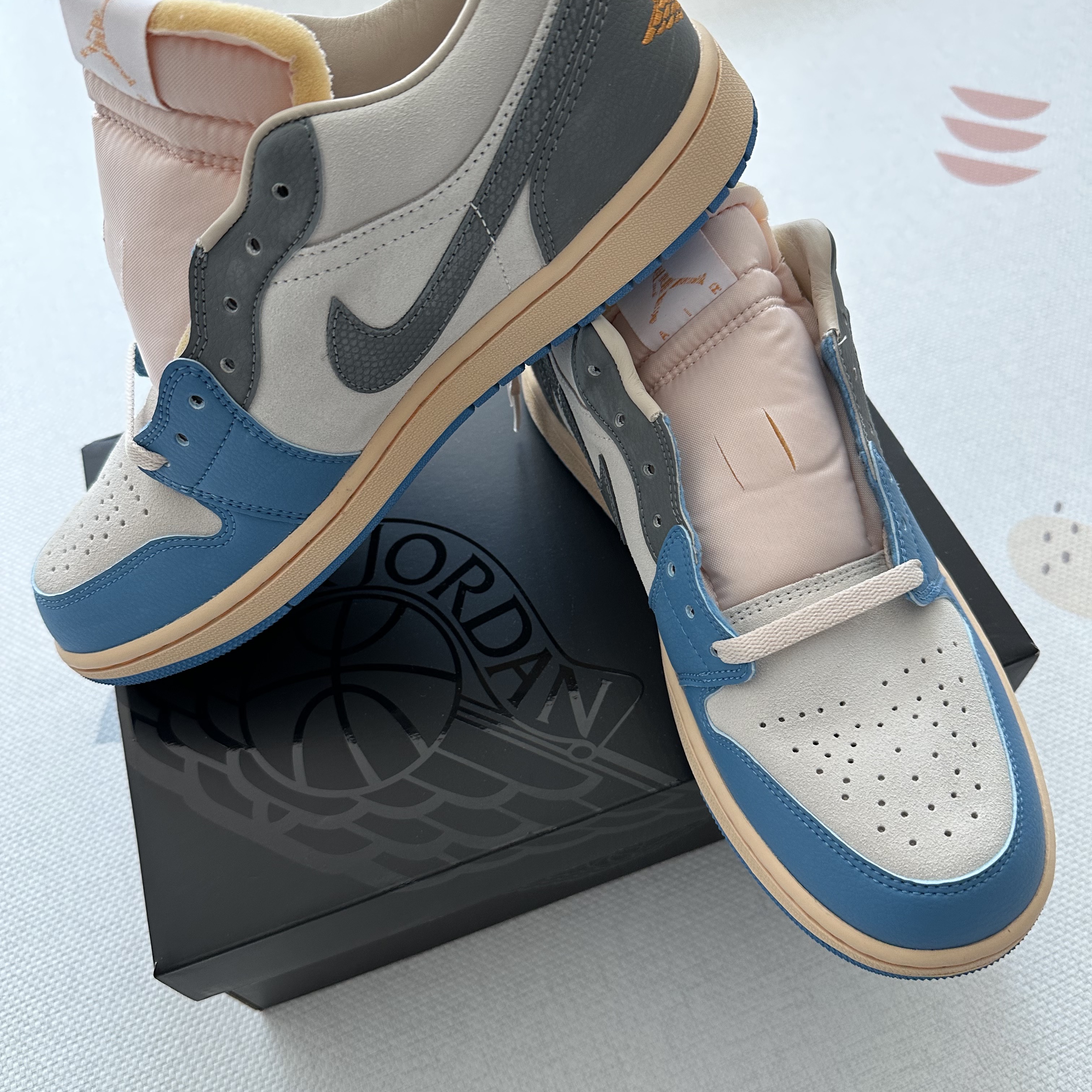 Jordan 1 Low SE Tokyo 96 착용 스타일 - 4