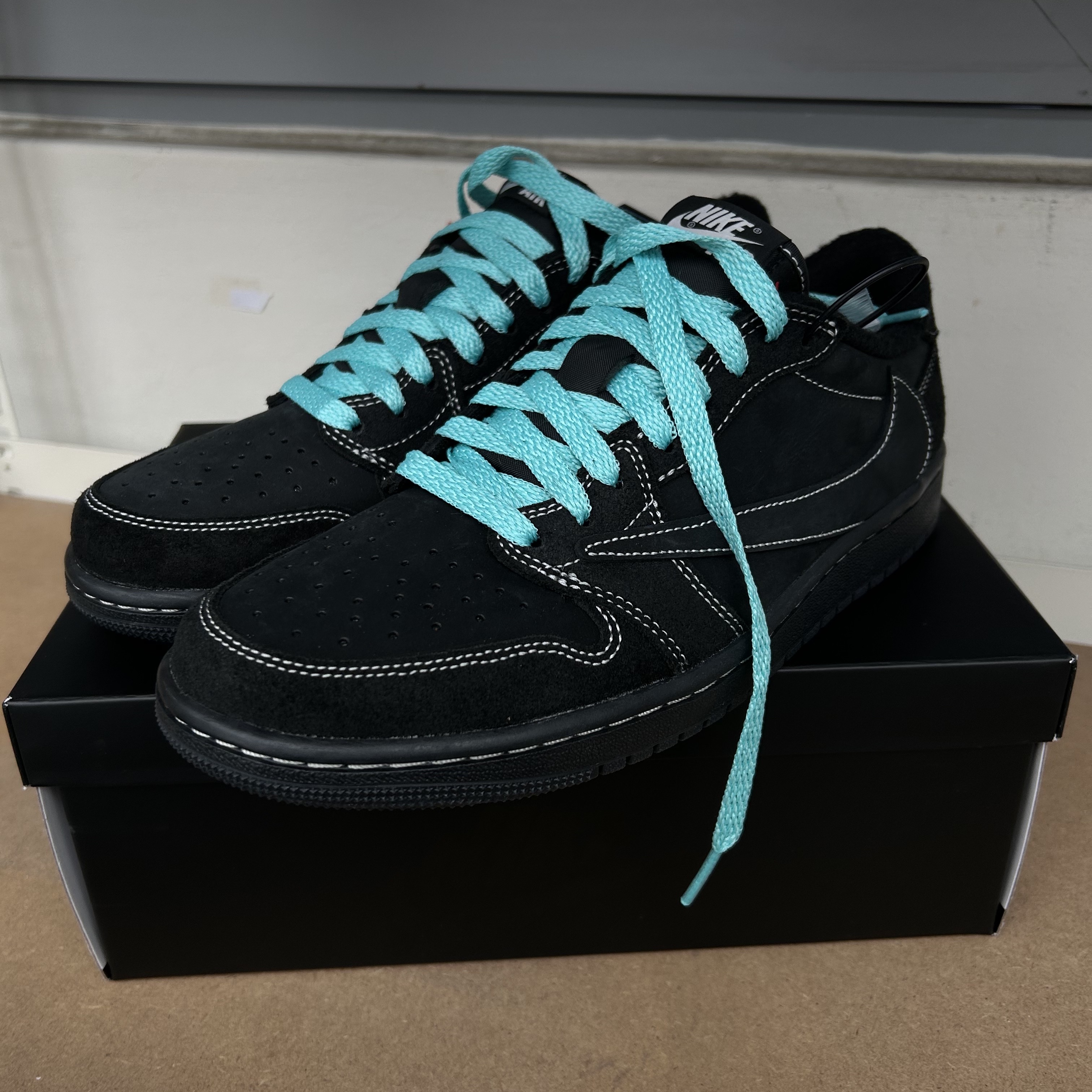 Jordan 1 x Travis Scott Retro Low OG SP Black Phantom 착용 스타일 - 3