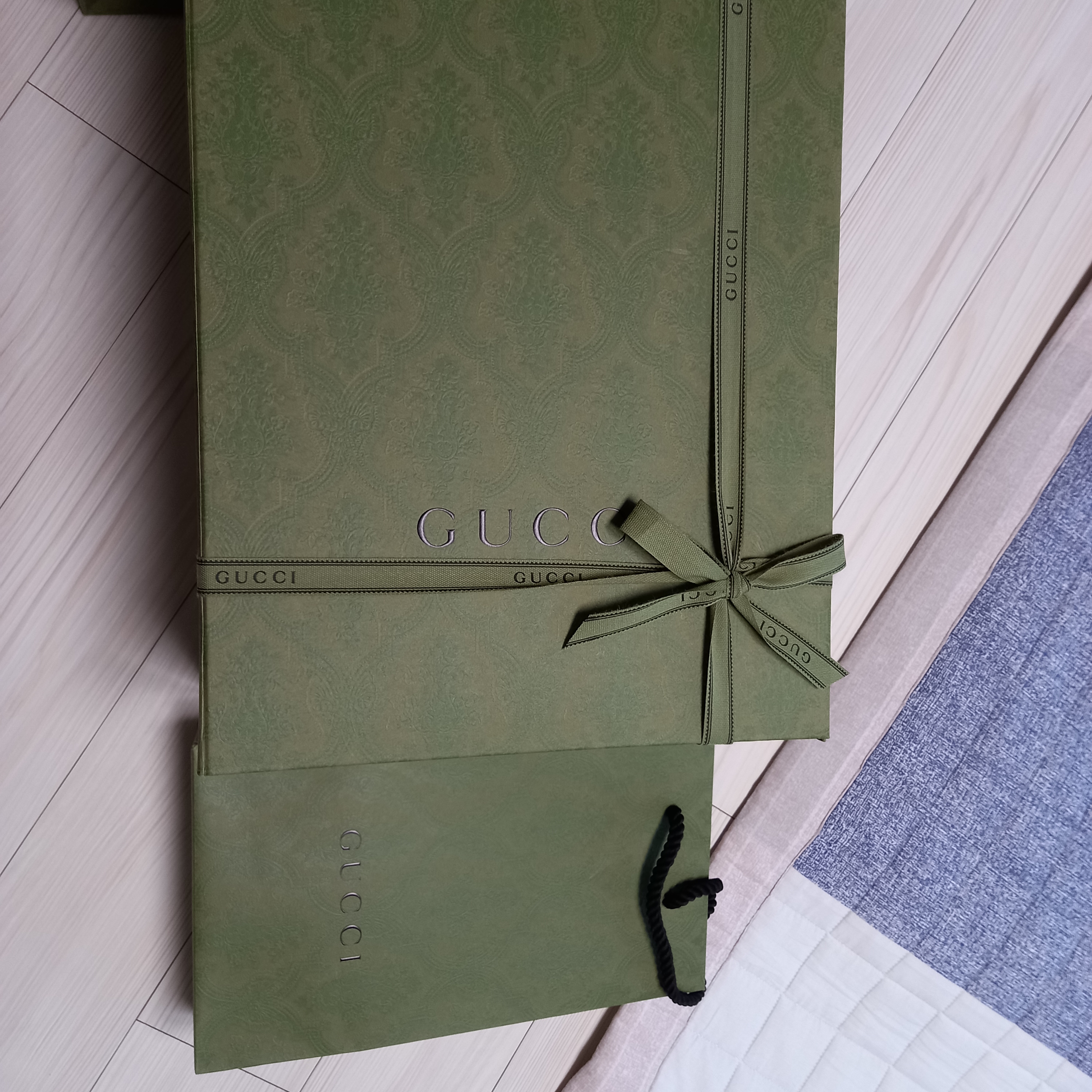 Gucci Signature Soft Bag Black 착용 스타일 - 2