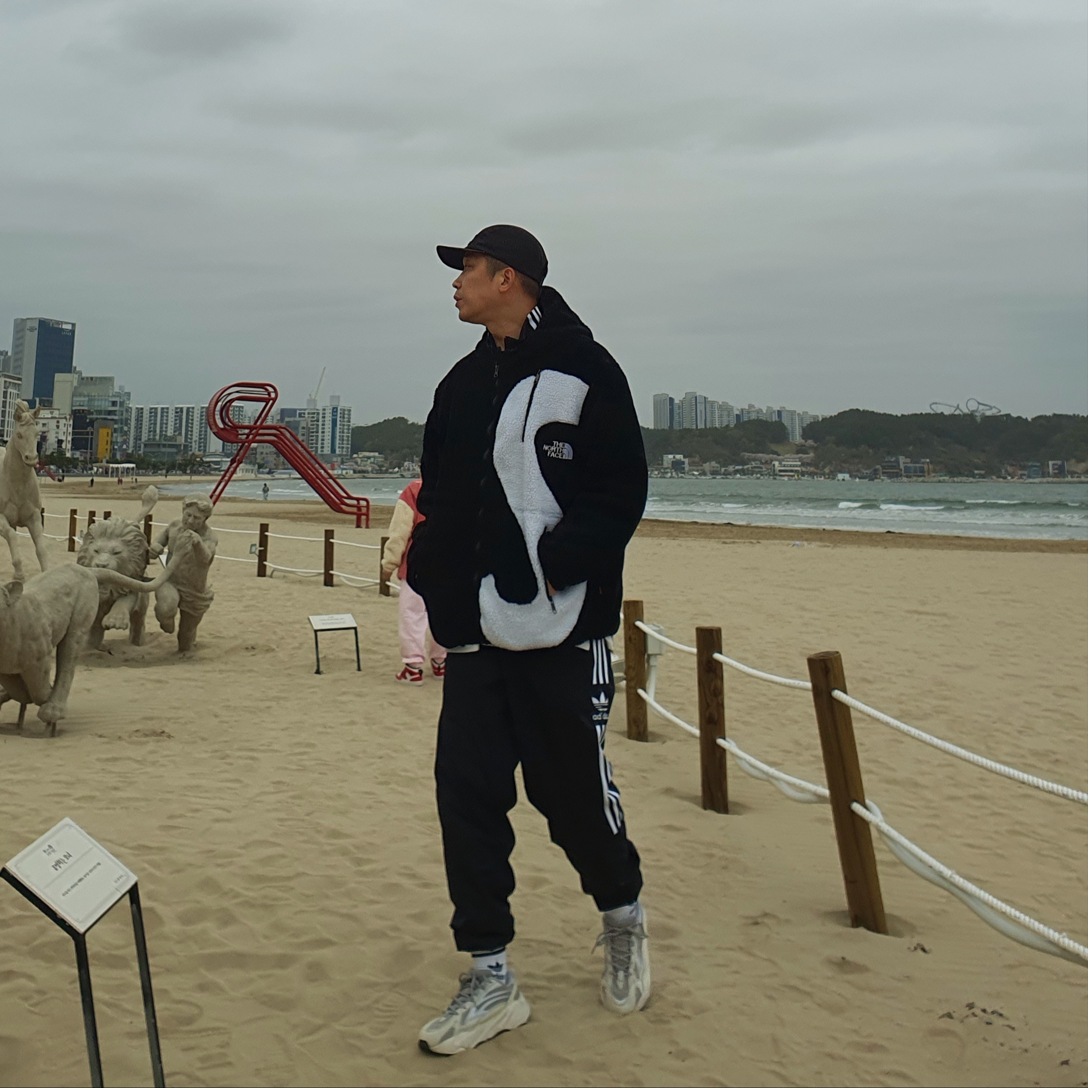 Adidas Yeezy Boost 700 V2 Static 2018, Supreme x The North Face S Logo Hooded Fleece Jacket Black - 20FW 착용 스타일 - 2