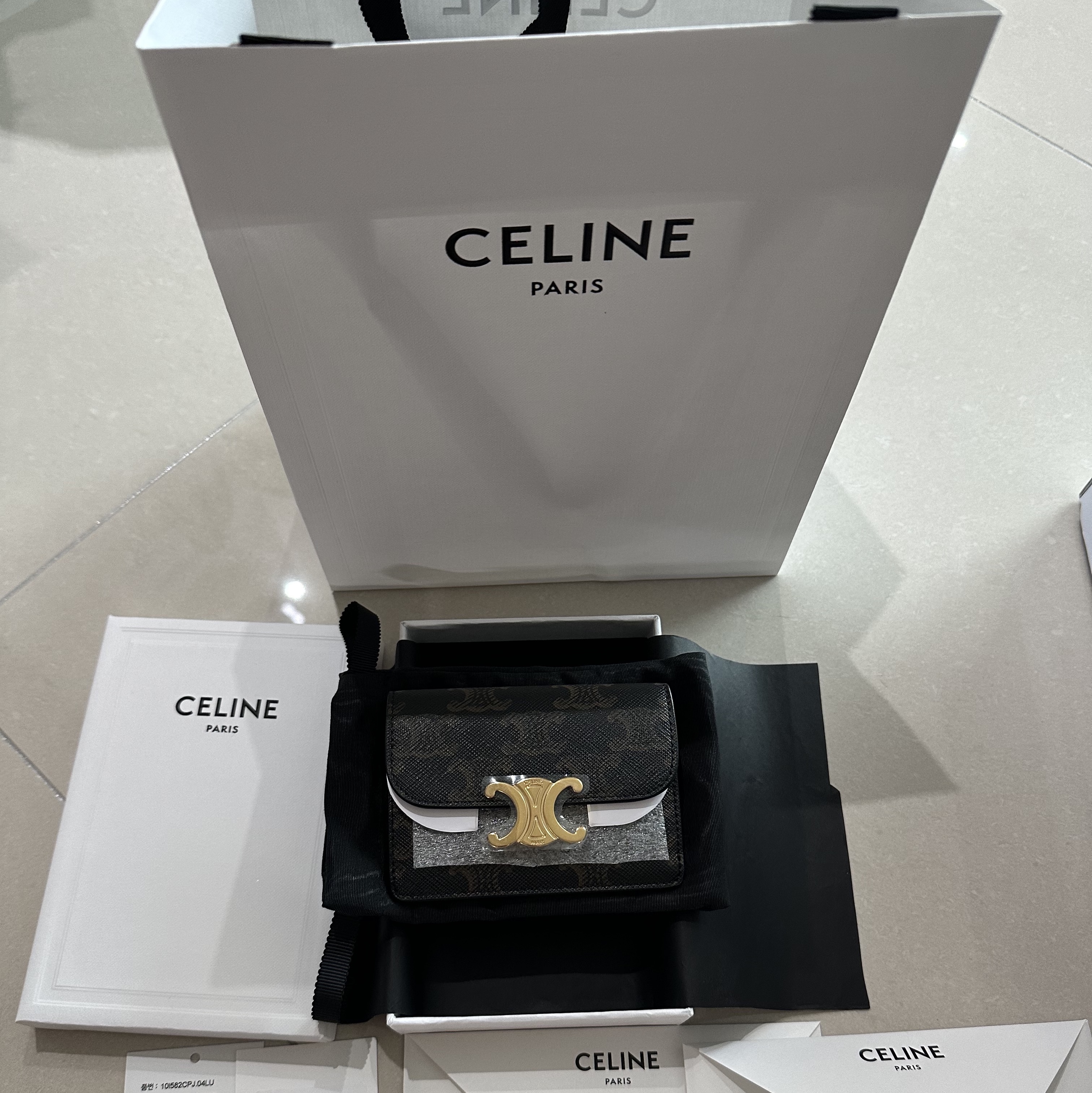 Celine Card Holder with Flap in Triomphe Canvas Tan 착용 스타일