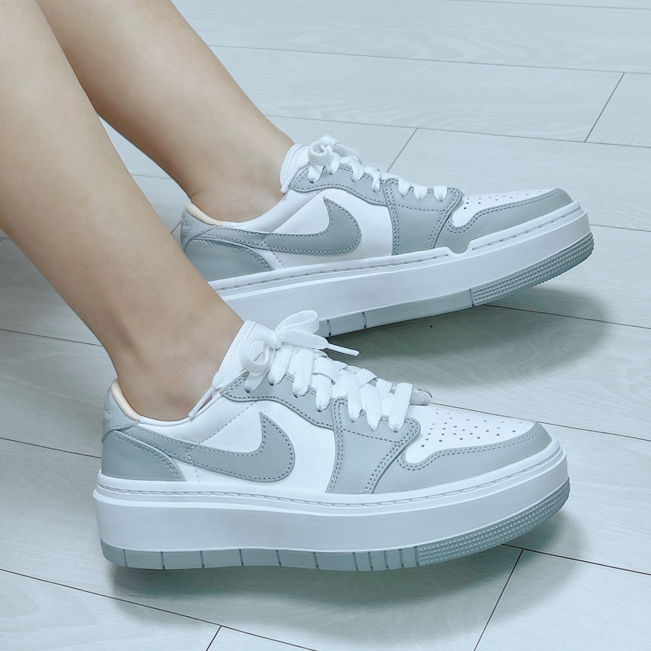 (W) Jordan 1 Elevate Low White and Wolf Grey 착용 스타일 - 1