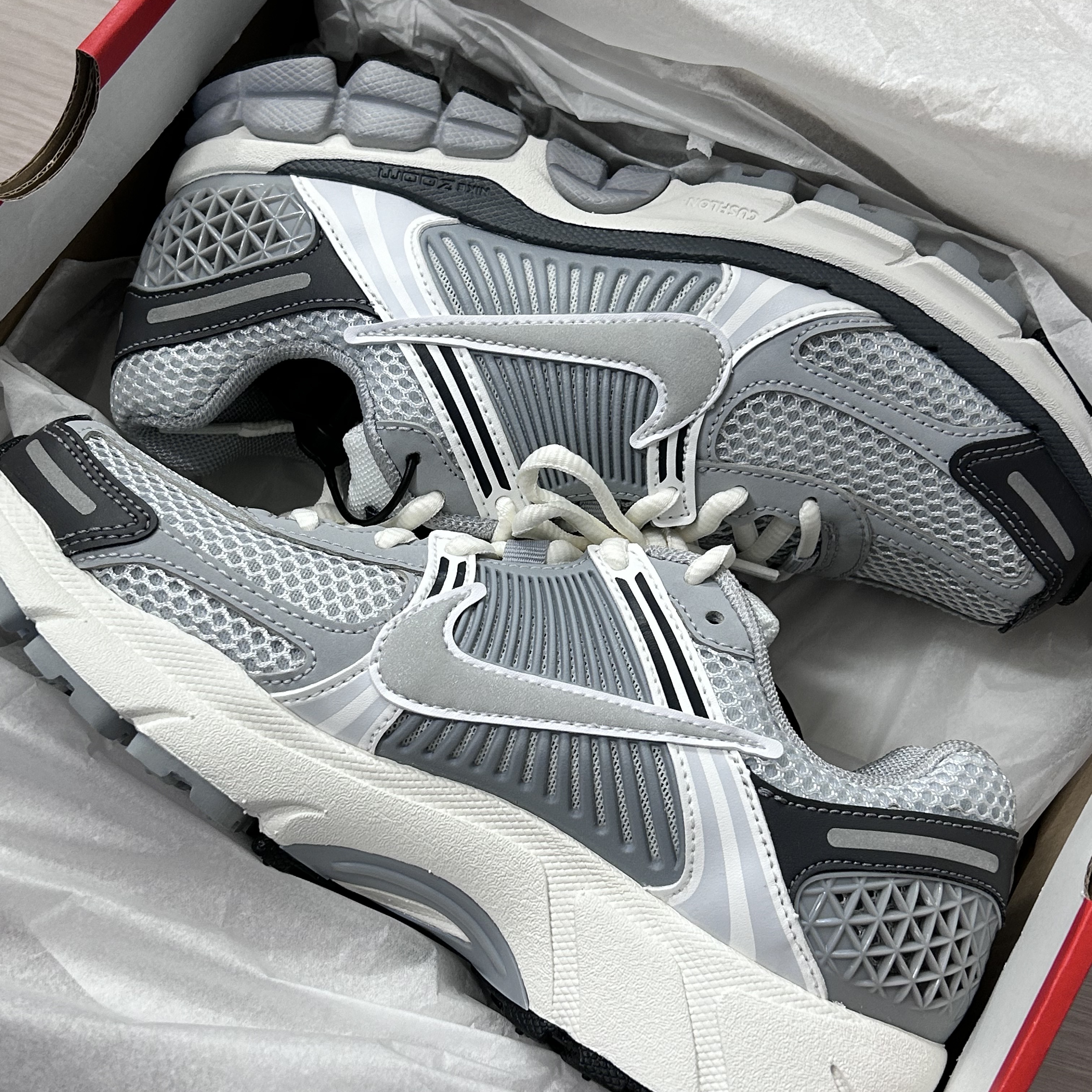 (W) Nike Zoom Vomero 5 Pure Platinum Metallic Silver 착용 스타일 - 1