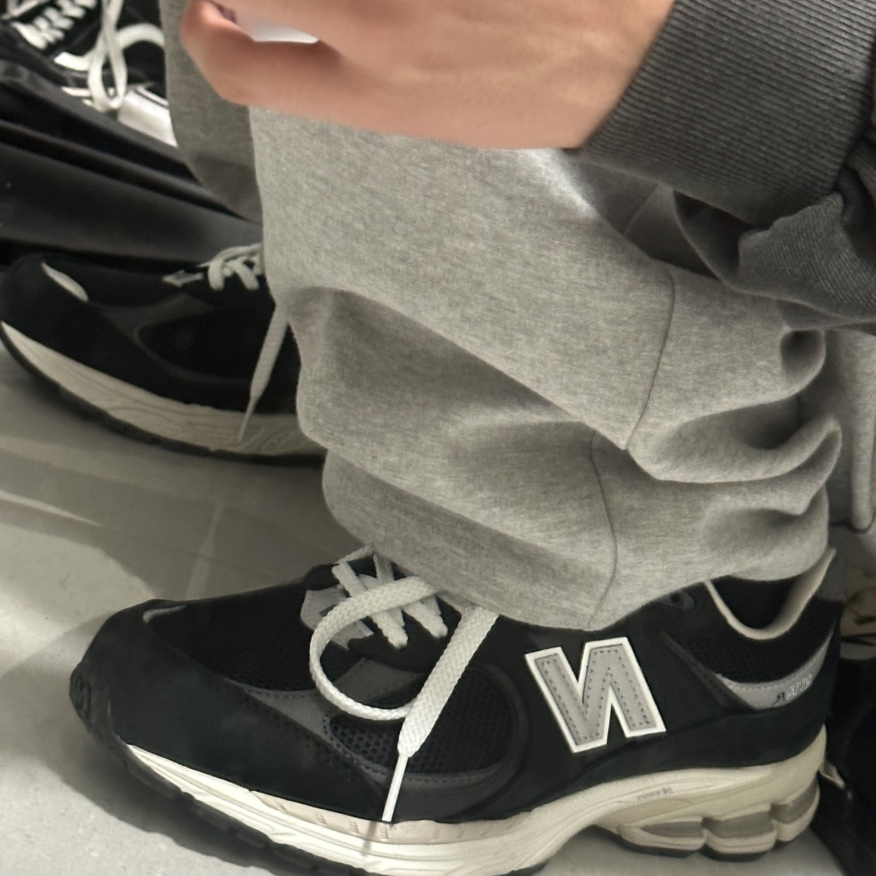 New Balance 2002R Premium Vintage Black 착용 스타일