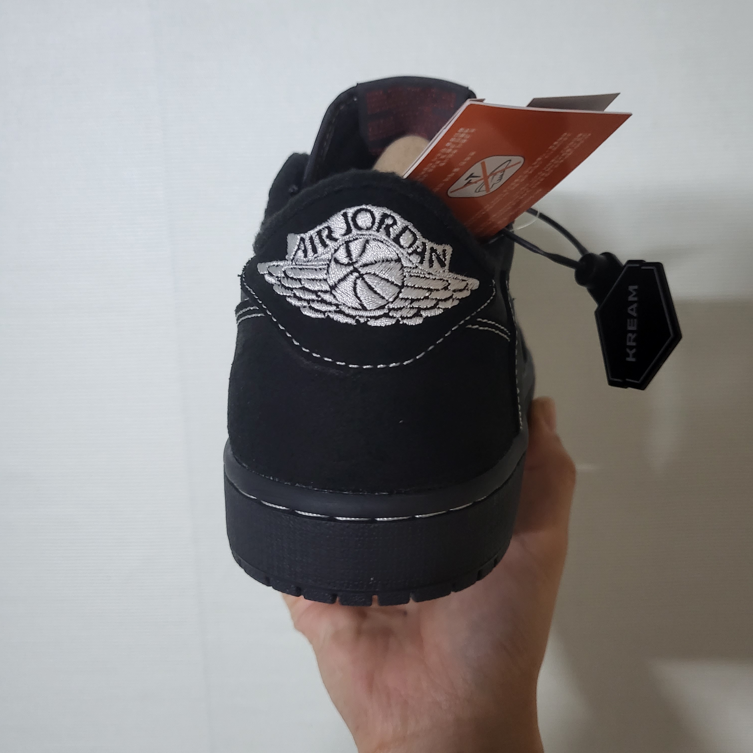 Jordan 1 x Travis Scott Retro Low OG SP Black Phantom 착용 스타일 - 1