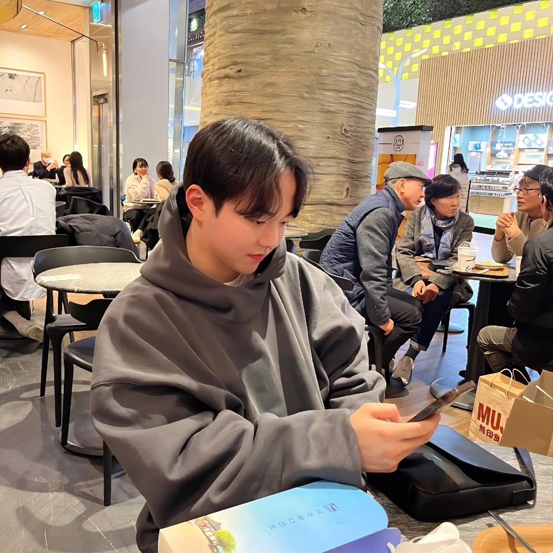 Yeezy Gap Engineered By Balenciaga Dove Hoodie Black 착용 스타일