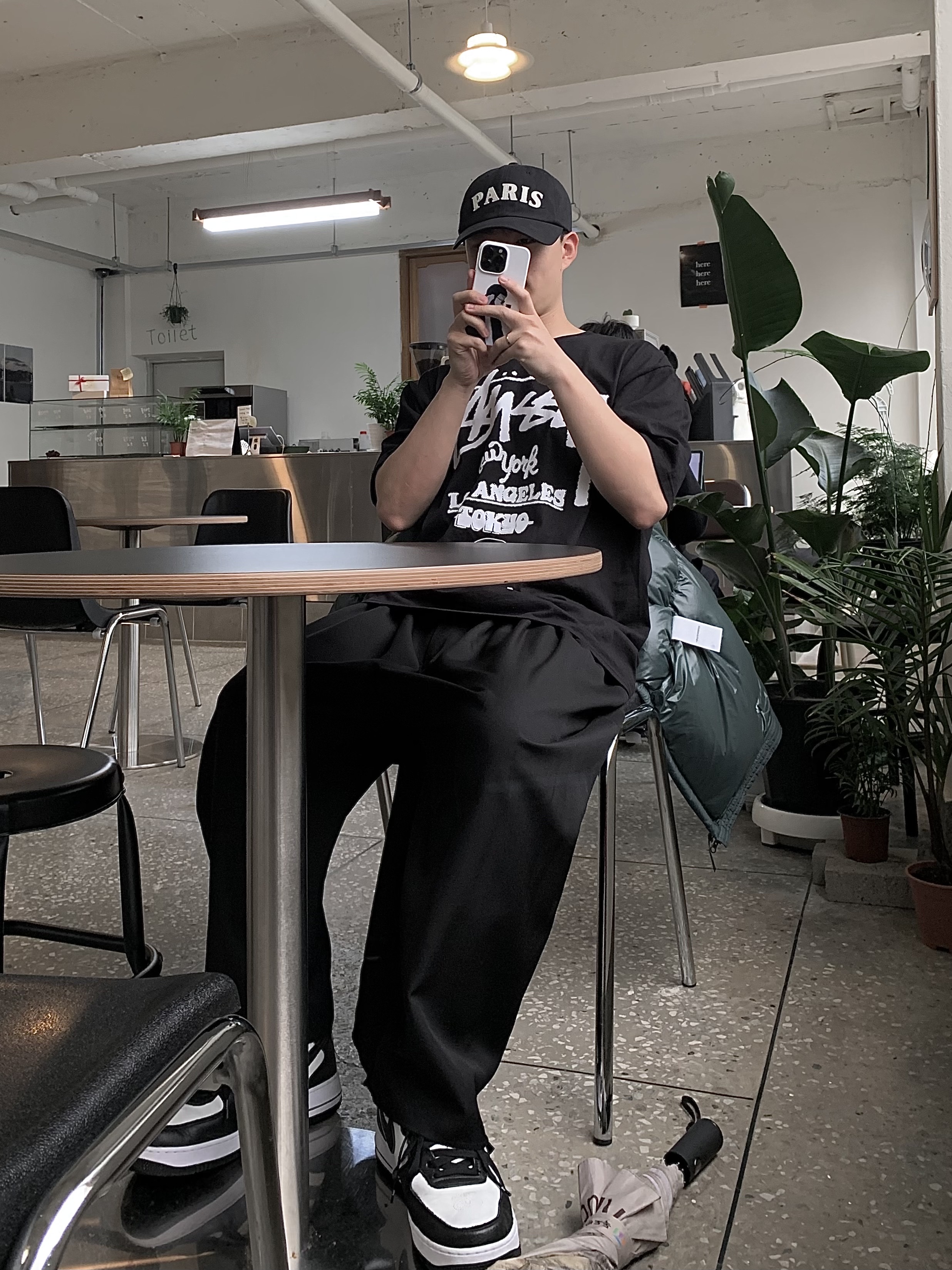 Nike x Stussy Air Force 1 '07 Mid SP Black and Light Bone, Stussy Tour T-Shirt Black 착용 스타일 - 1