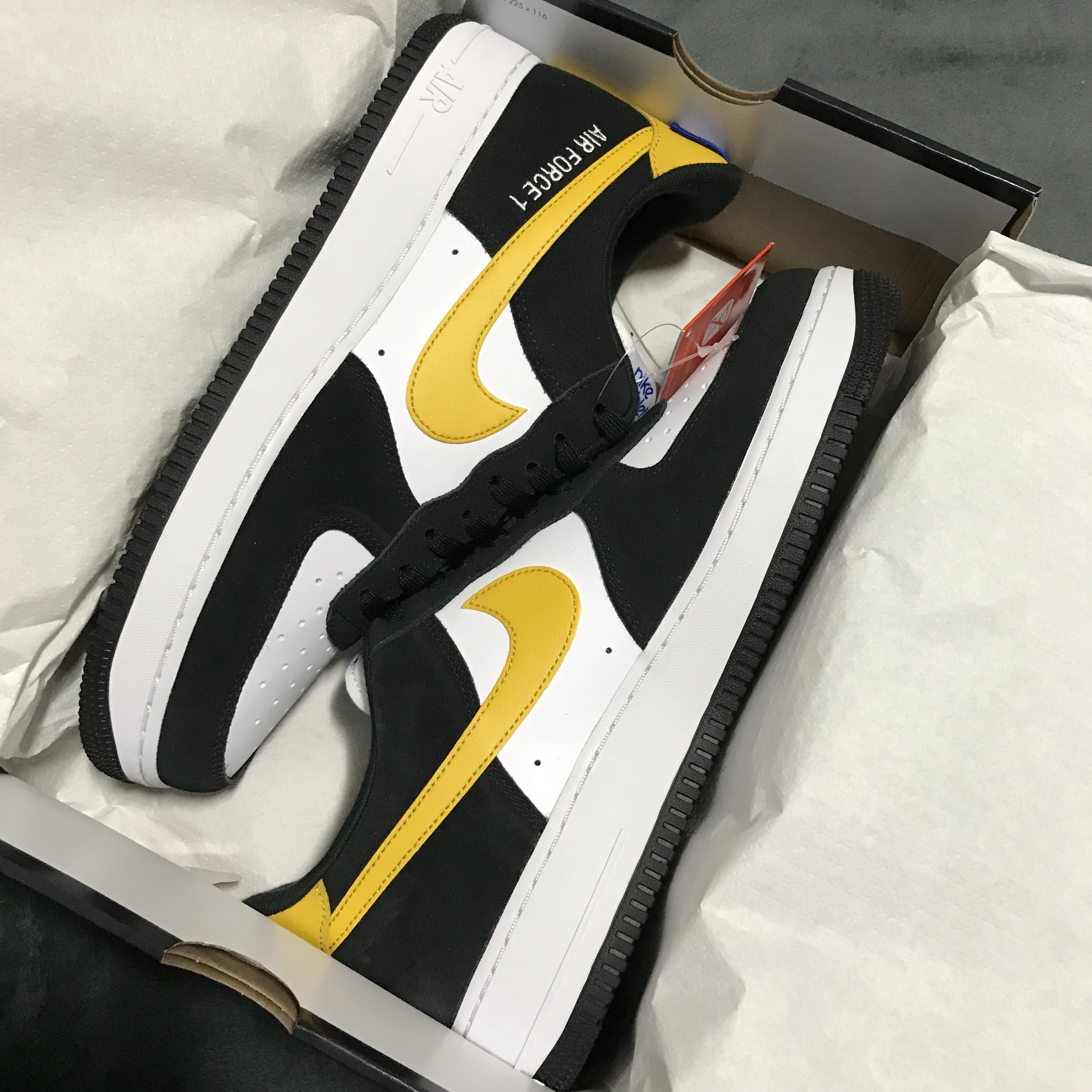 Nike Air Force 1 '07 LV8 Athletic Club Black Dark Sulfur 착용 스타일