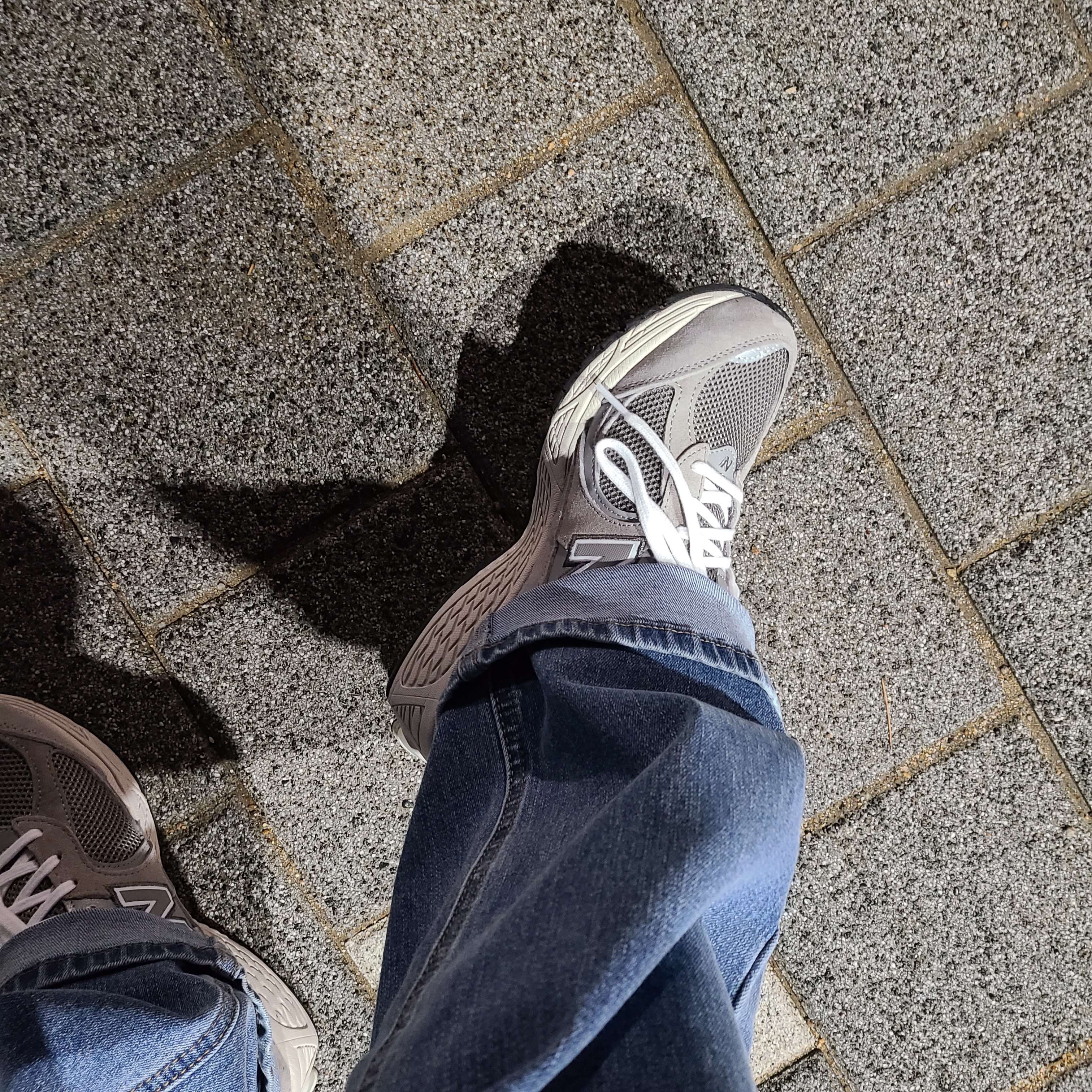 New Balance 2002R Grey 착용 스타일