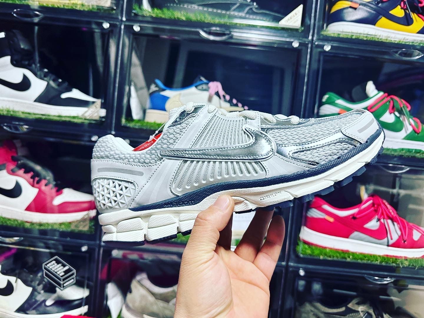 (W) Nike Zoom Vomero 5 Photon Dust and Metallic Silver, Jordan 1 High 85 Black White 착용 스타일 - 1