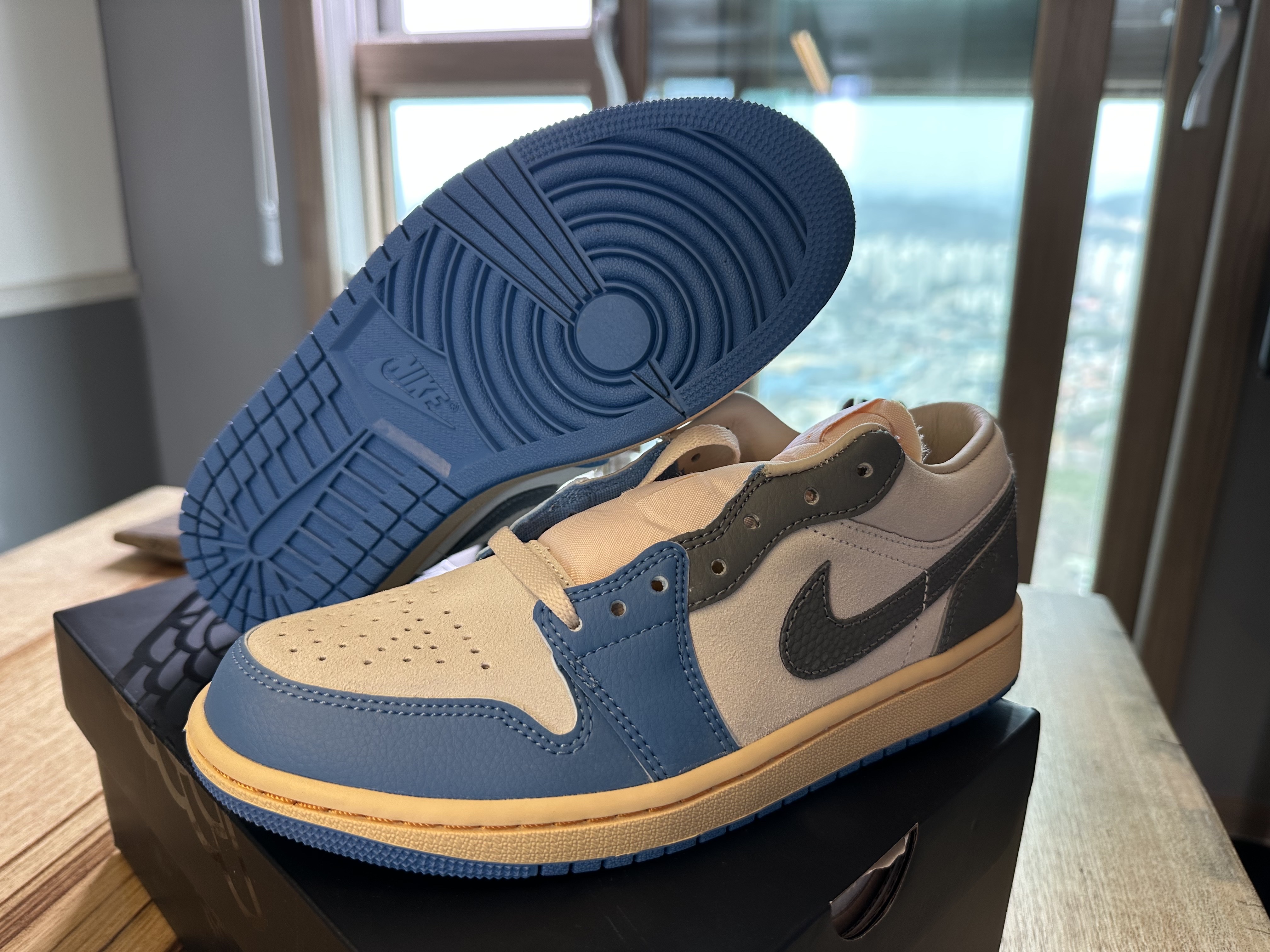Jordan 1 Low SE Tokyo 96 착용 스타일 - 3