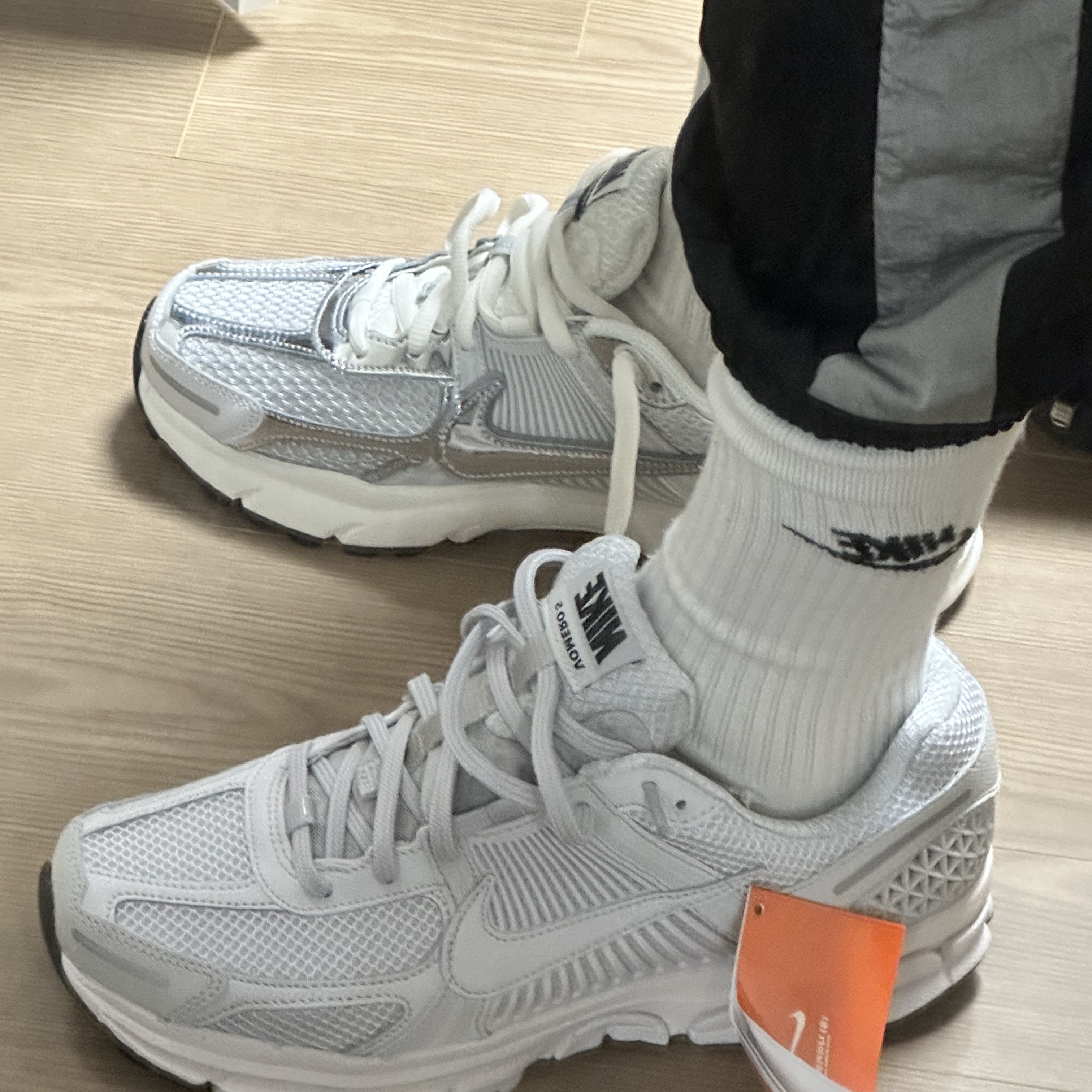 (W) Nike Zoom Vomero 5 Photon Dust and Metallic Silver, Nike Zoom Vomero 5 SP Vast Grey 2023 착용 스타일 - 3