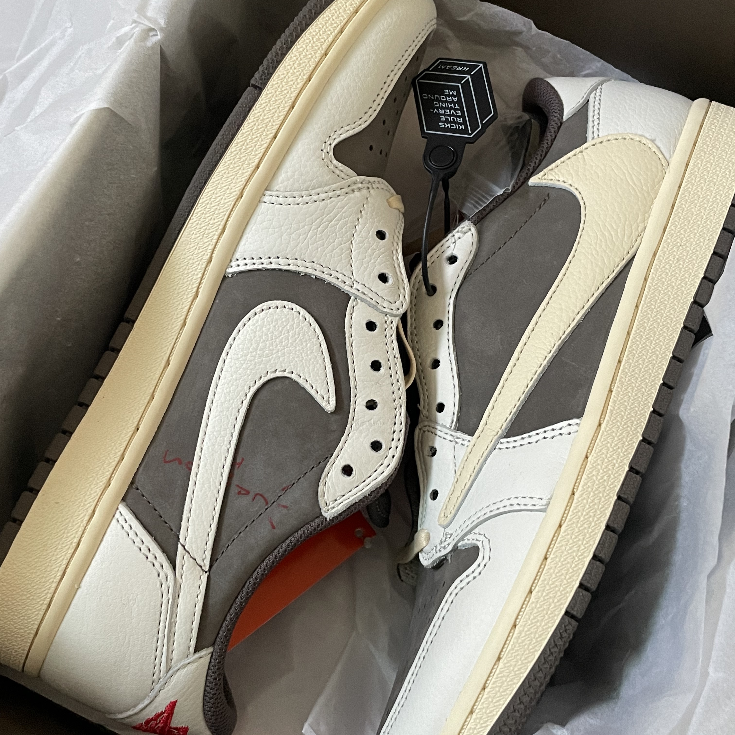 Jordan 1 x Travis Scott Retro Low OG SP Sail and Ridgerock 착용 스타일