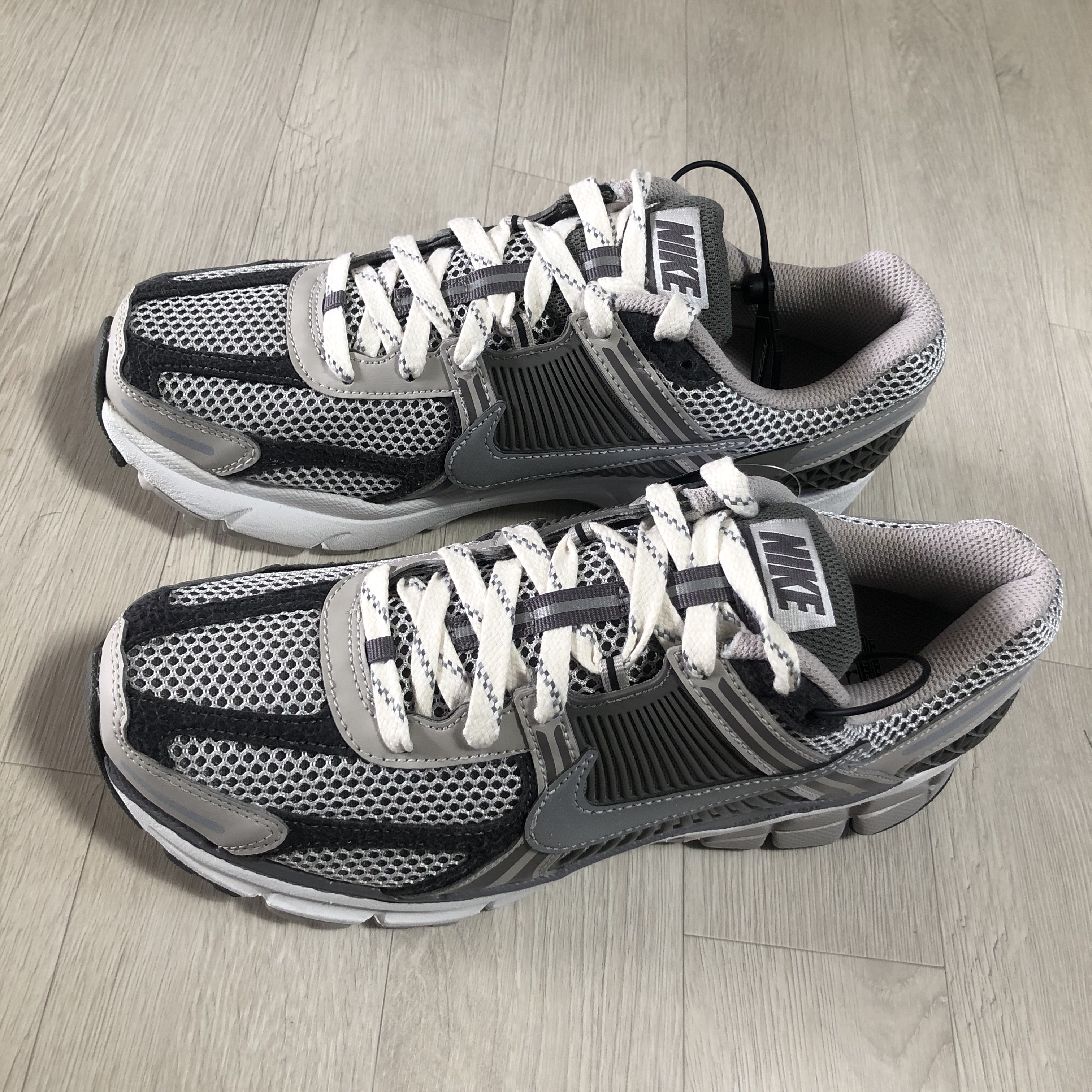 Nike Zoom Vomero 5 PRM Light Iron Ore and Flat Fewter 착용 스타일