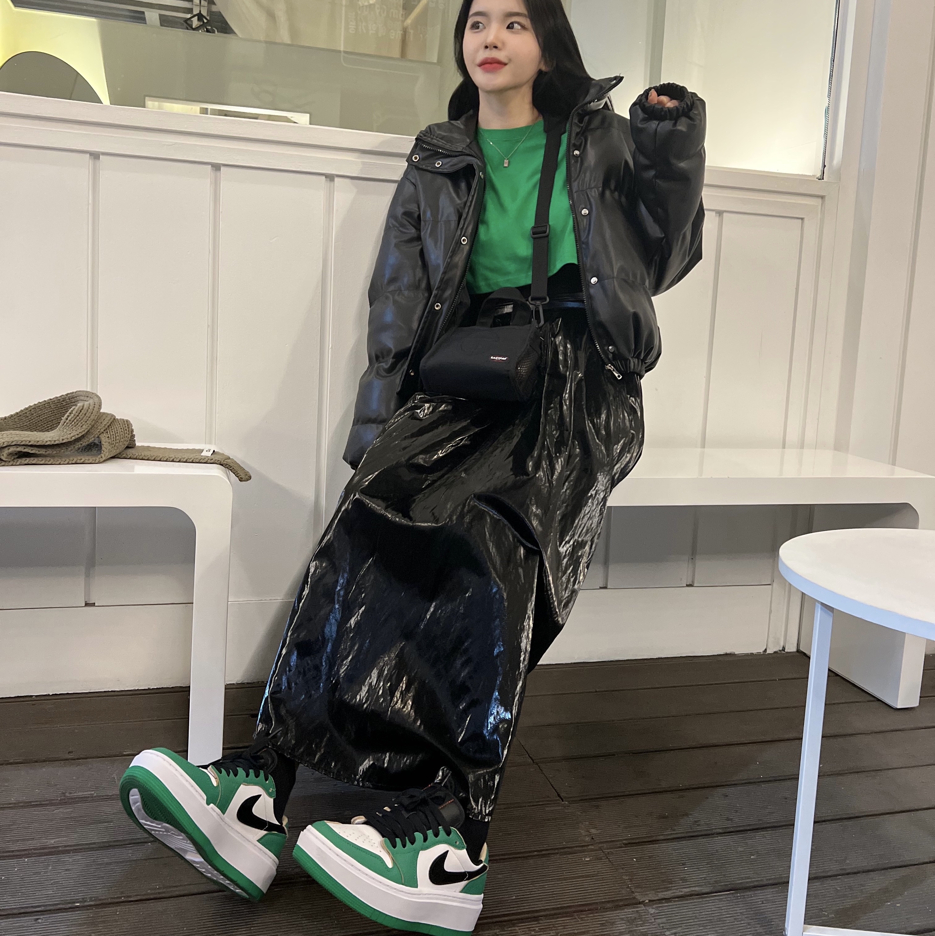 (W) Jordan 1 Elevate Low SE Lucky Green, Telfar x Eastpak Small Shopper Black 착용 스타일 - 1