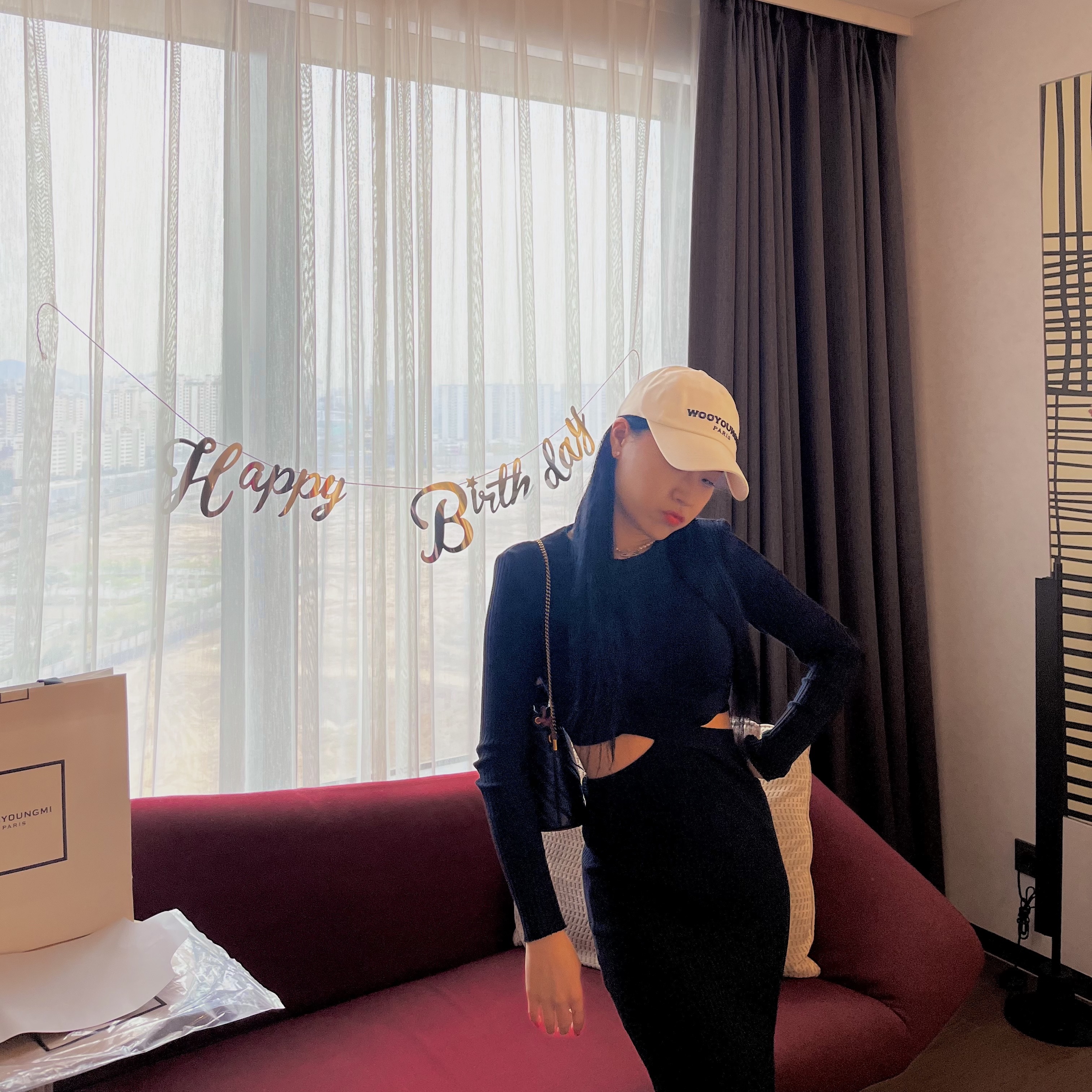 Wooyoungmi Embroidered Ball Cap White - 23SS, Gucci GG Marmont Matelasse Mini Bucket Bag Black 착용 스타일 - 4