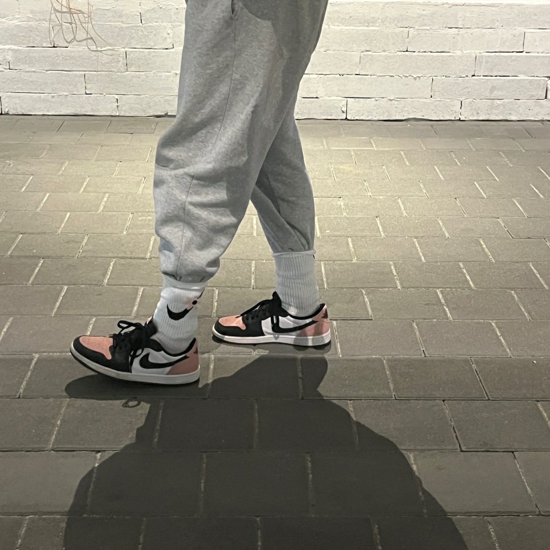Jordan 1 Retro Low OG Bleached Coral, (Kids) Nike Everyday Plus Socks Pink White (6 Pack/Korean Ver.) 착용 스타일