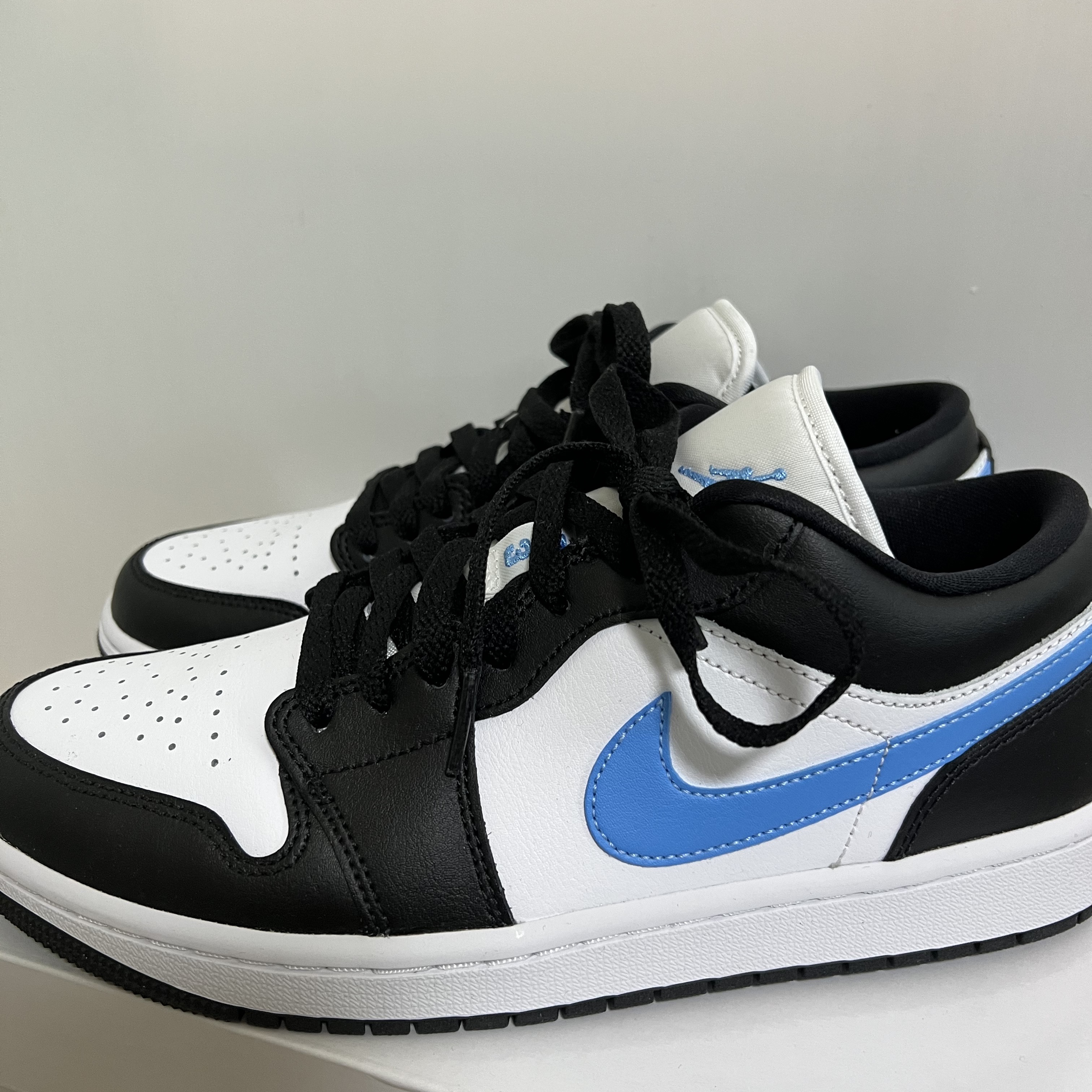 (W) Jordan 1 Low Black University Blue 착용 스타일