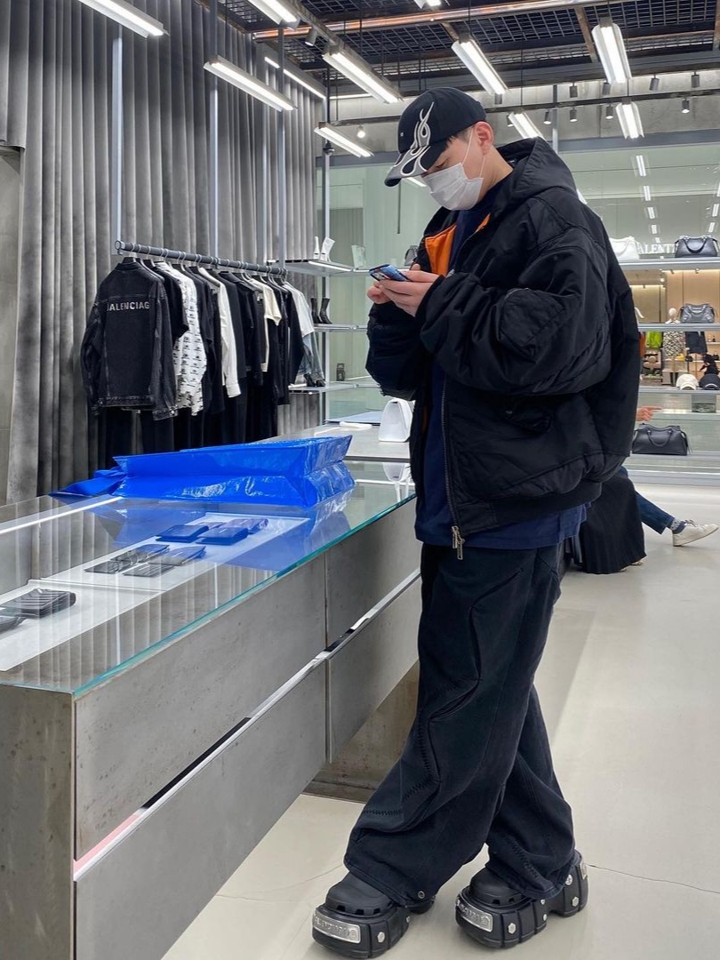 AOP Large Fit Curve Pants Stone Black, Yeezy Gap Engineered By Balenciaga Flame Cap Black 착용 스타일 - 2