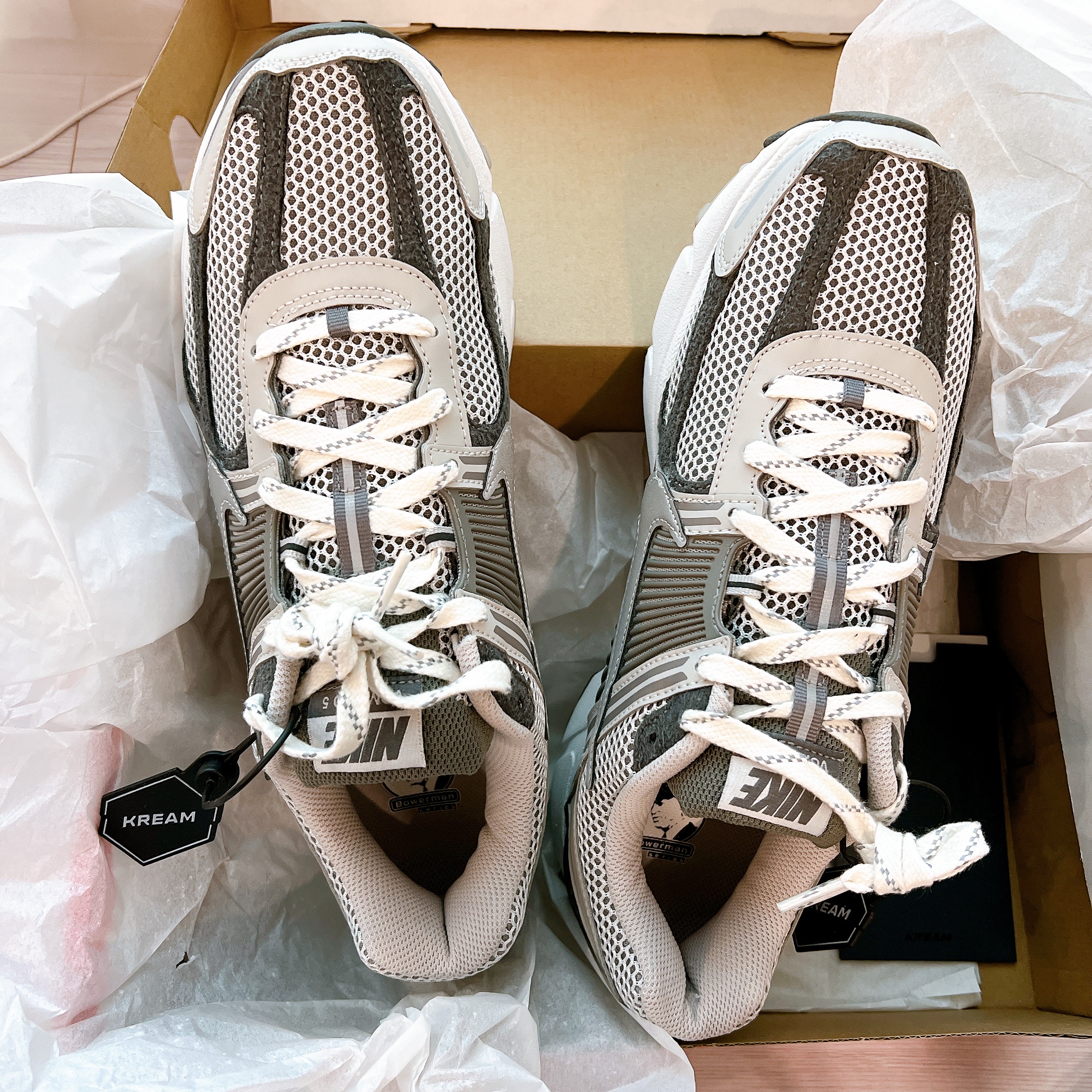 Nike Zoom Vomero 5 PRM Light Iron Ore and Flat Fewter 착용 스타일