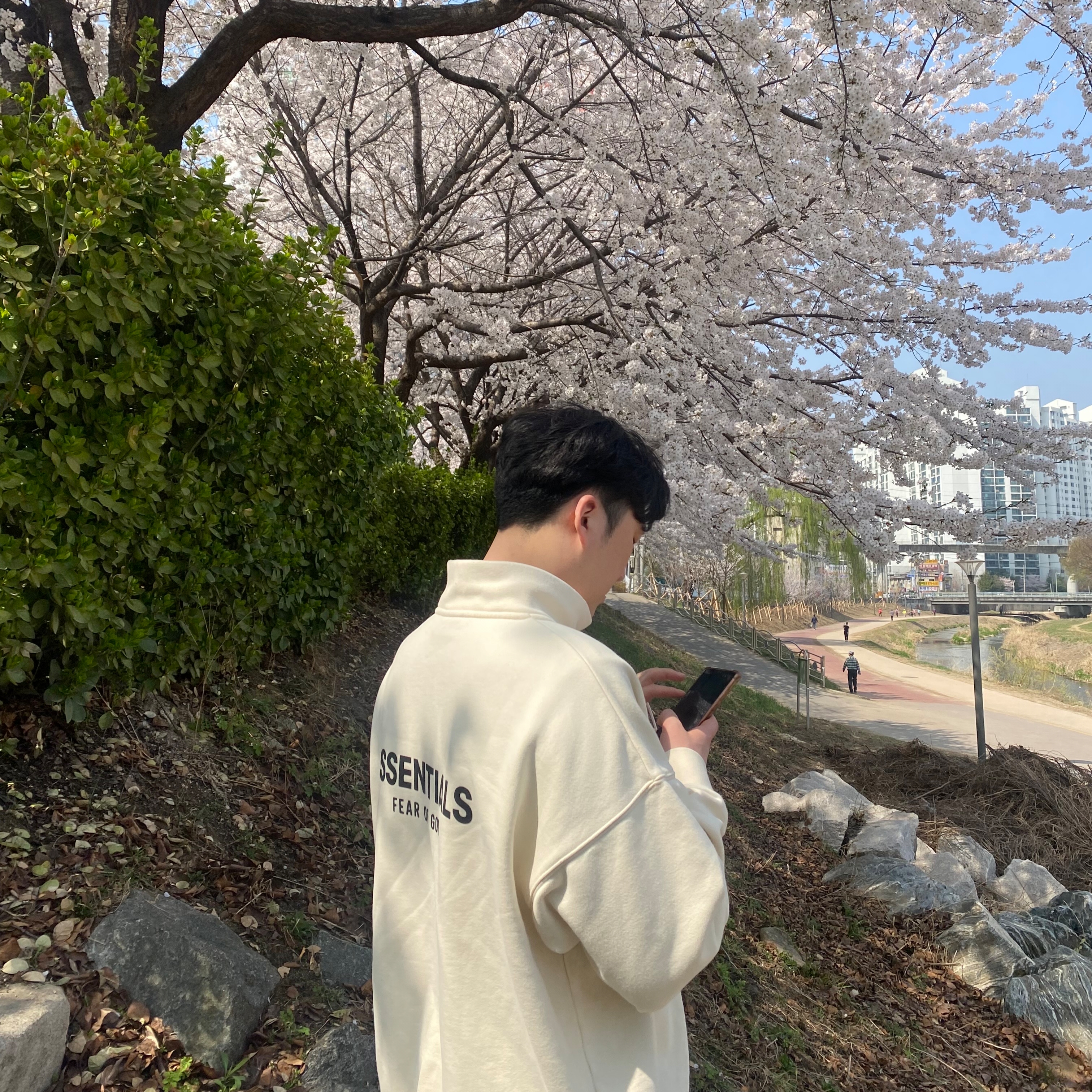 Essentials Mockneck Half-Zip Cream - 21SS 착용 스타일