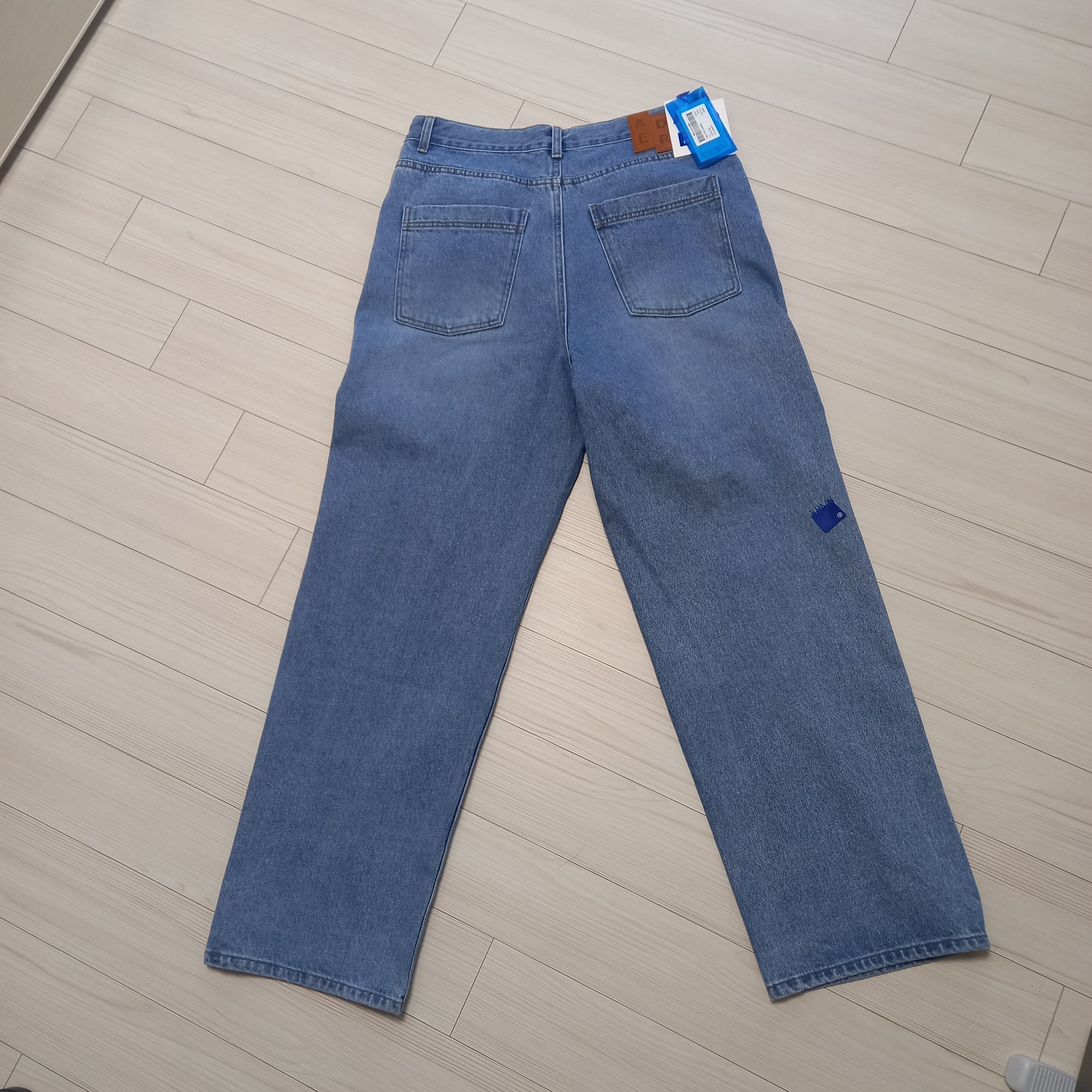 Ader Error Sig; TRS Tag Jeans 01Sky Blue 착용 스타일 - 1