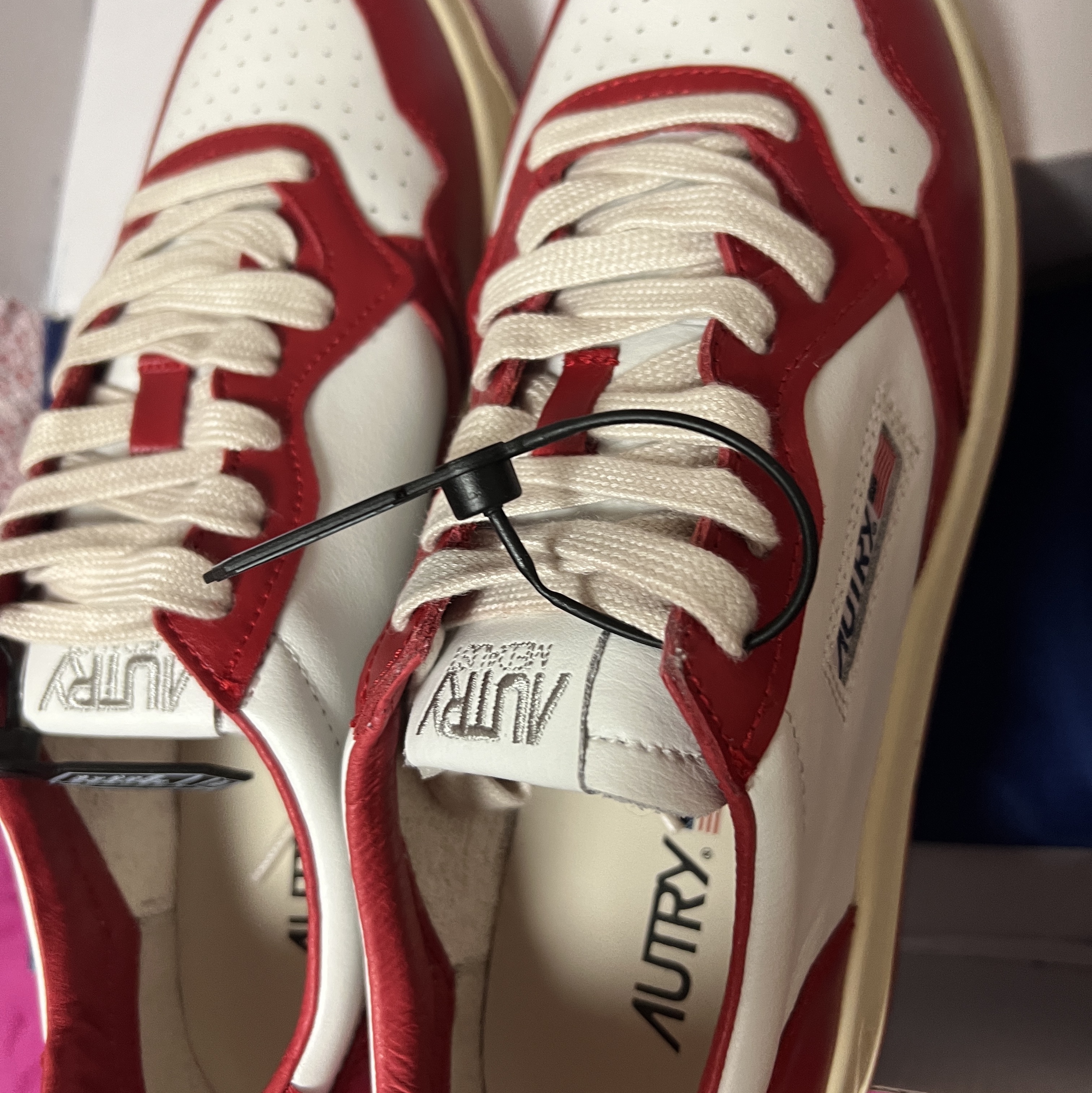 Autry Medalist Low Leather Sneakers Red White 착용 스타일