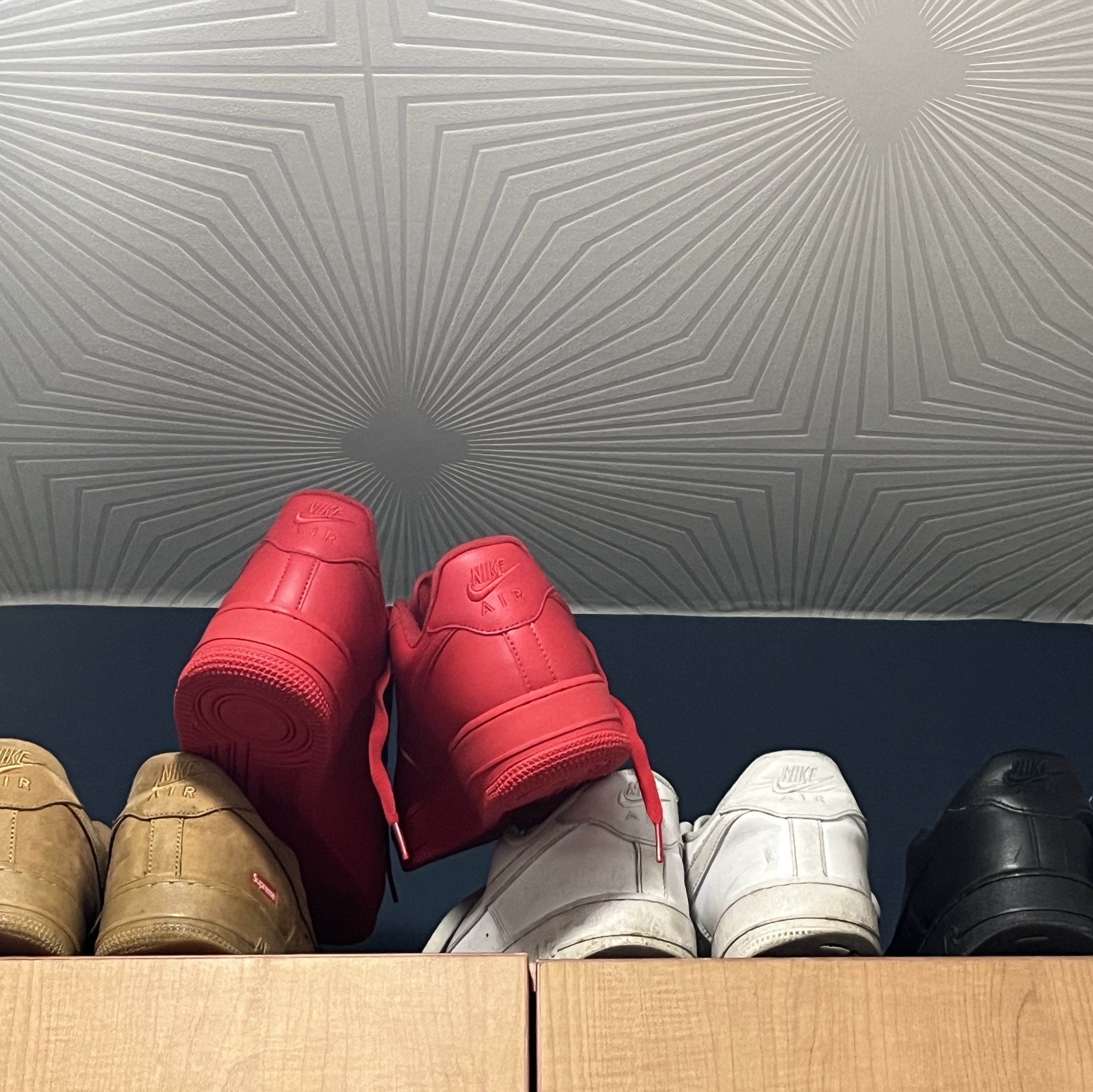 Nike Air Force 1 '07 LV8 Low 1 Triple Red, Nike x Supreme Air Force 1 Low Flax 착용 스타일 - 2