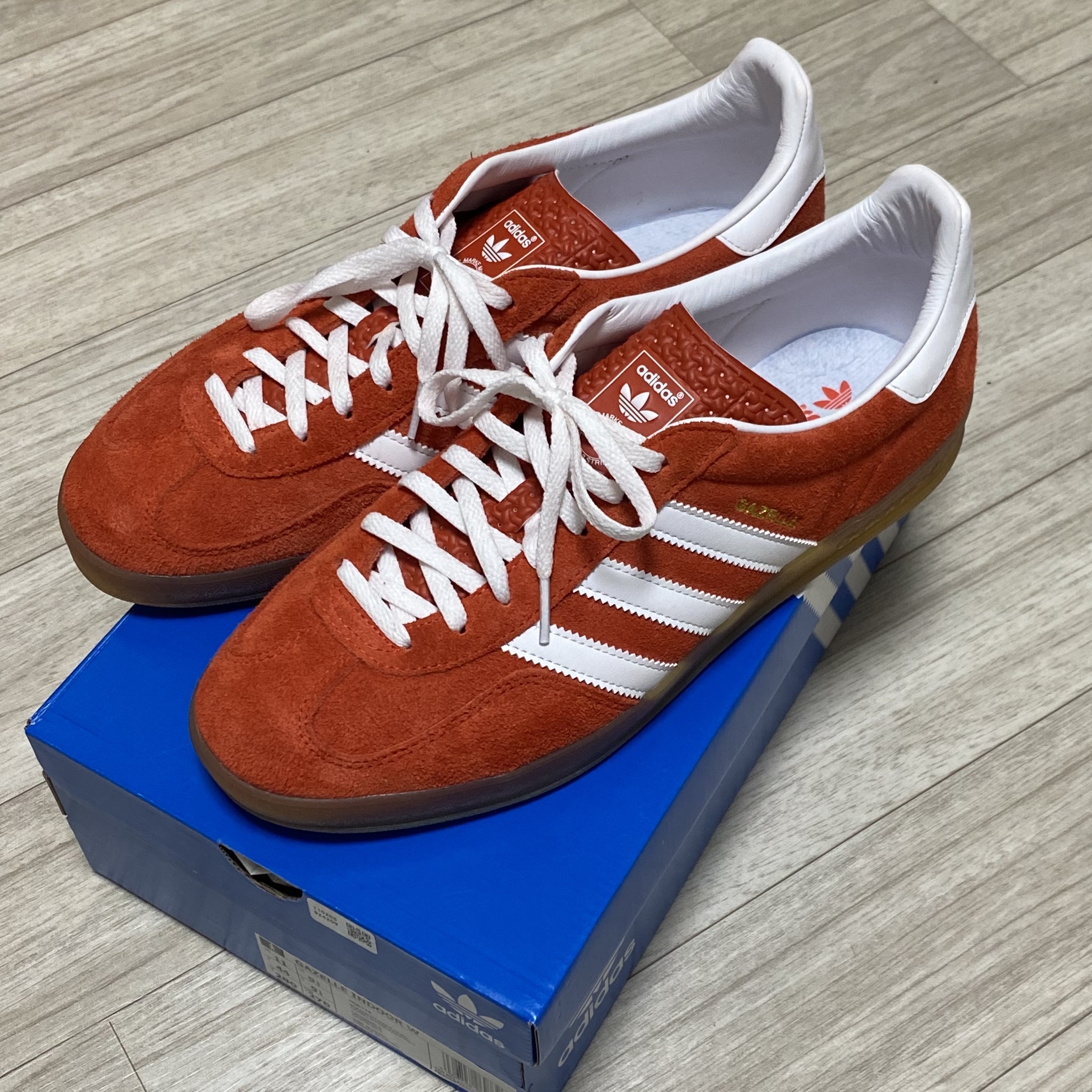 (W) Adidas Gazelle Indoor Bold Orange Cloud White 착용 스타일