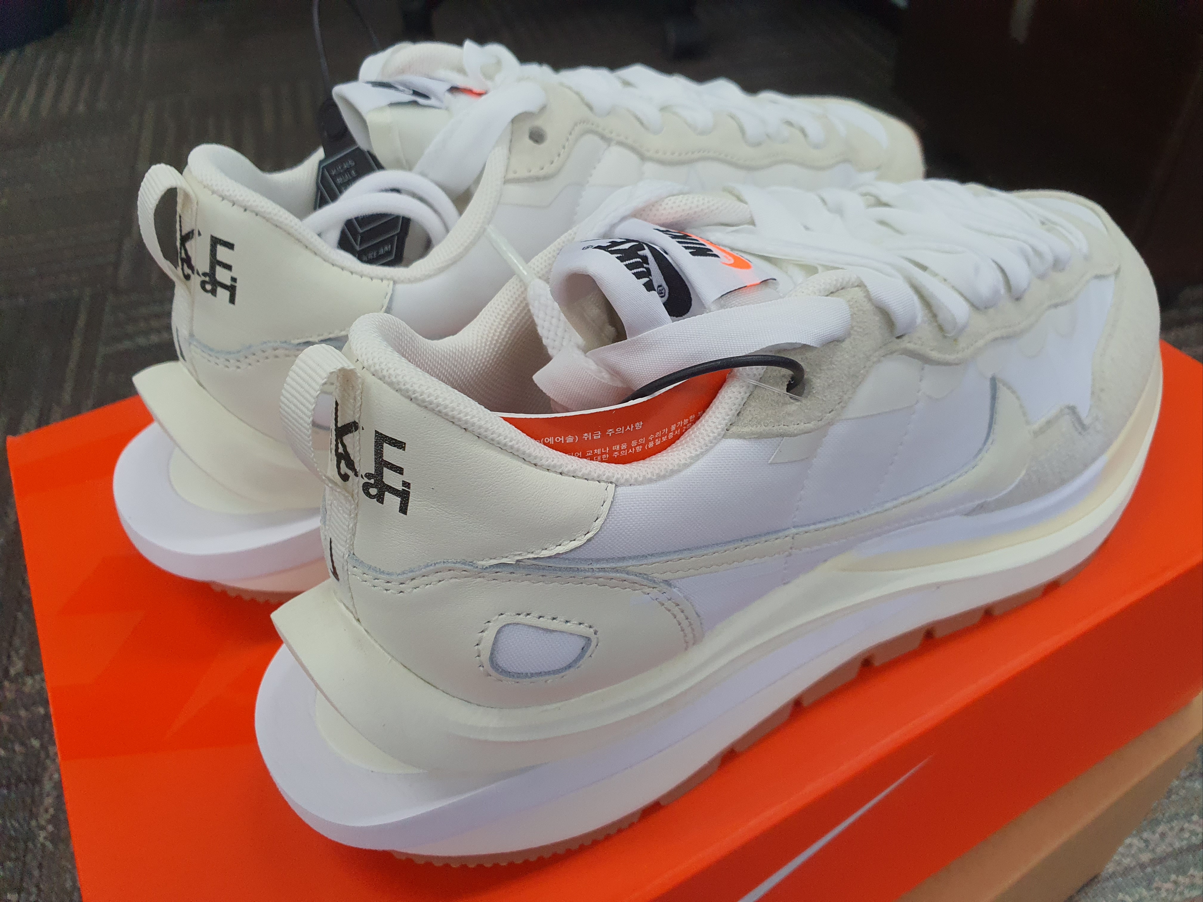 Nike x Sacai VaporWaffle White and Gum 착용 스타일 - 3