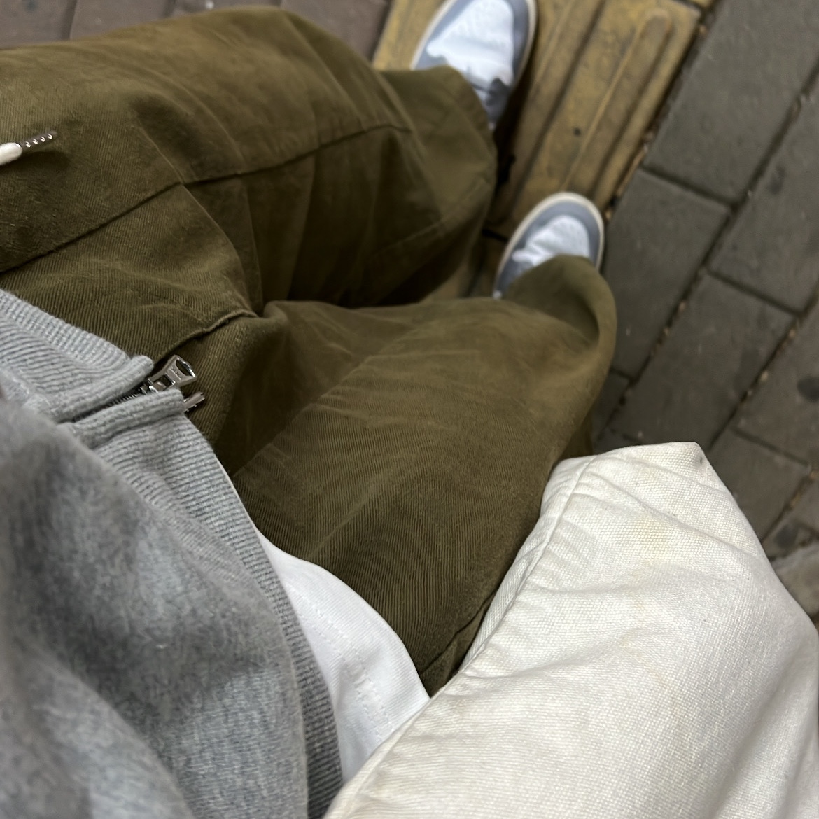 Jordan 1 Low Stealth and White 착용 스타일