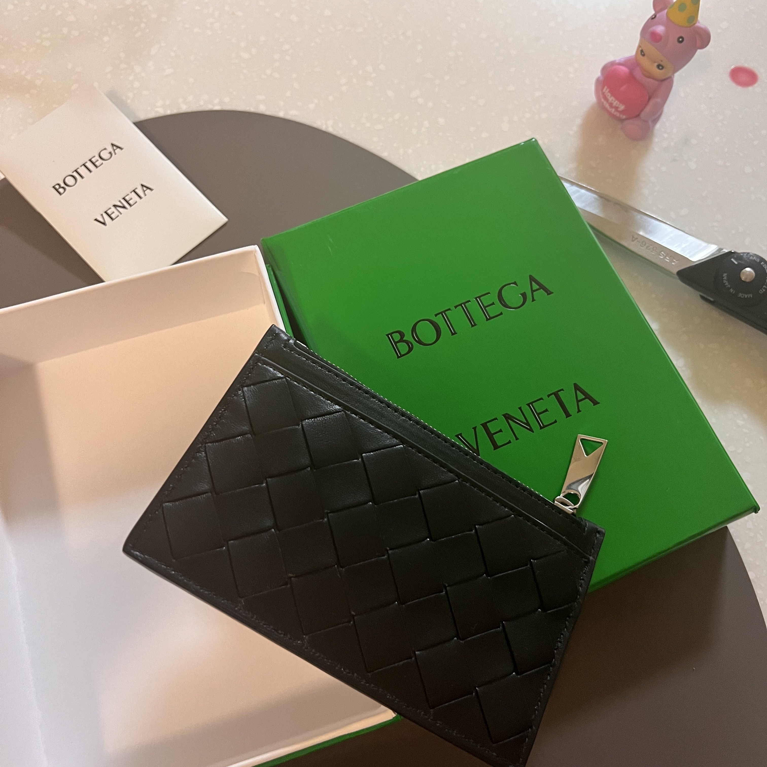 Bottega Veneta Medium Key Pouch Black, Bottega Veneta Credit Card Case Navy 착용 스타일 - 2