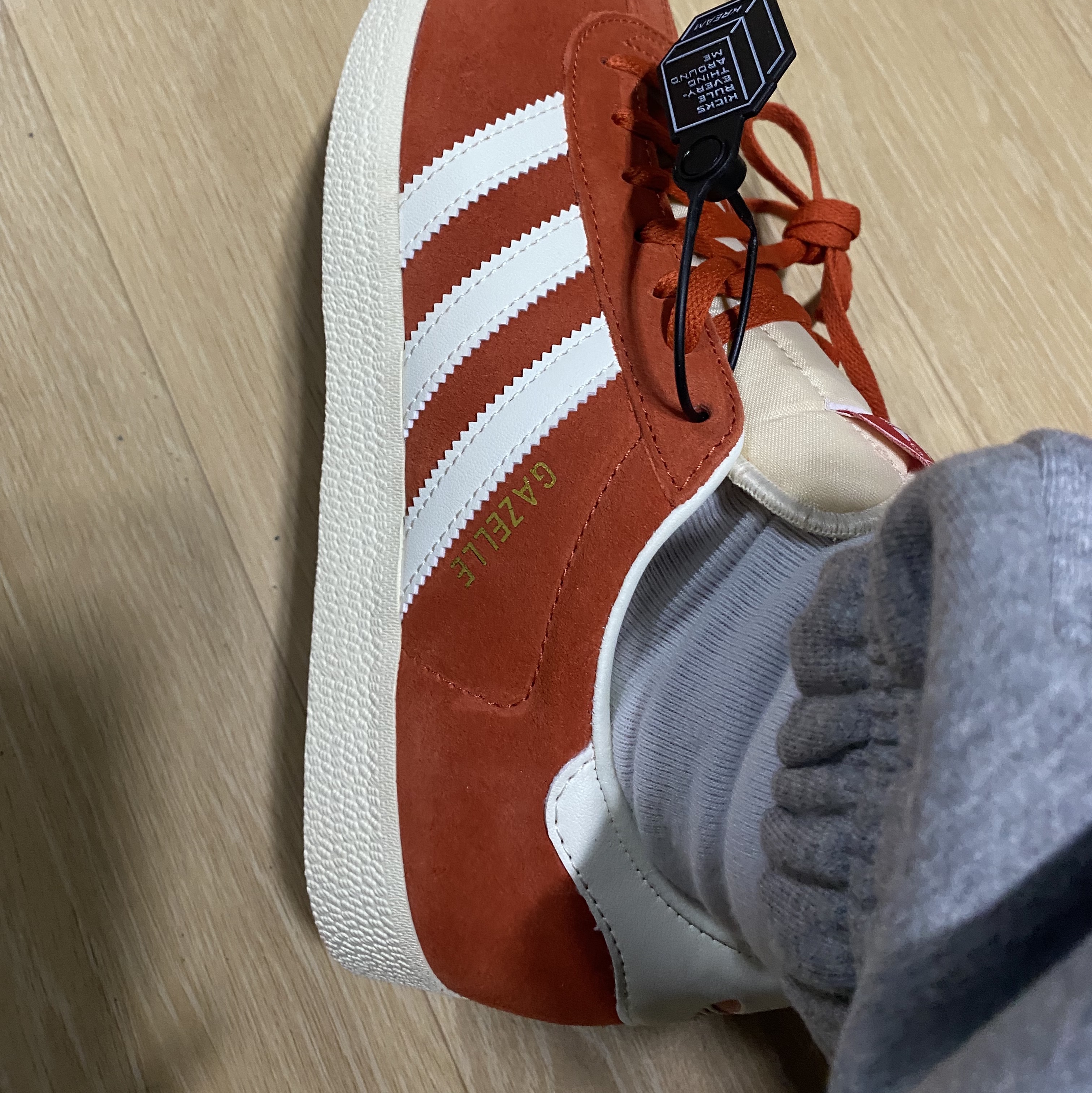 Adidas Gazelle Preloved Red Off White 착용 스타일 - 2