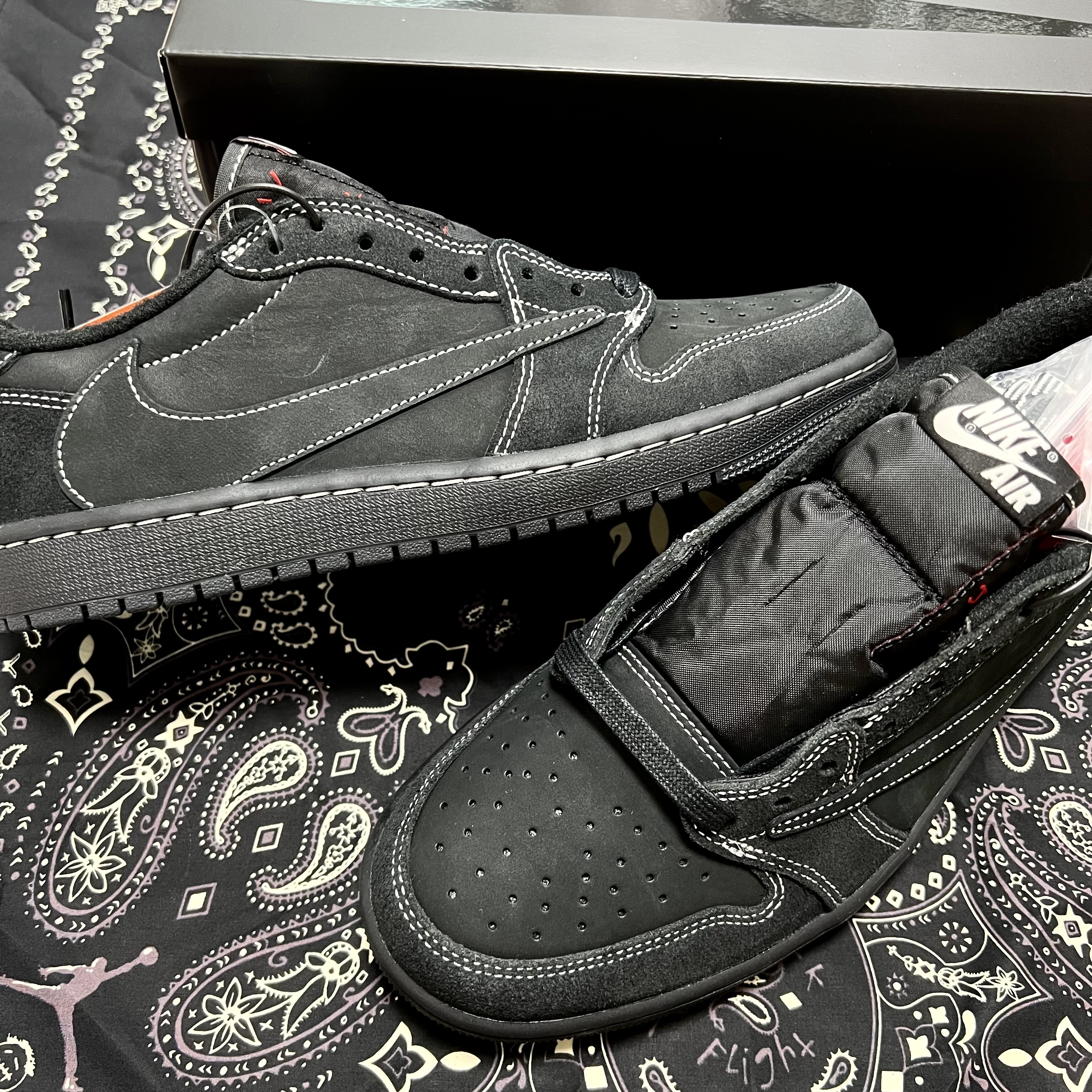 Jordan 1 x Travis Scott Retro Low OG SP Black Phantom 착용 스타일 - 1