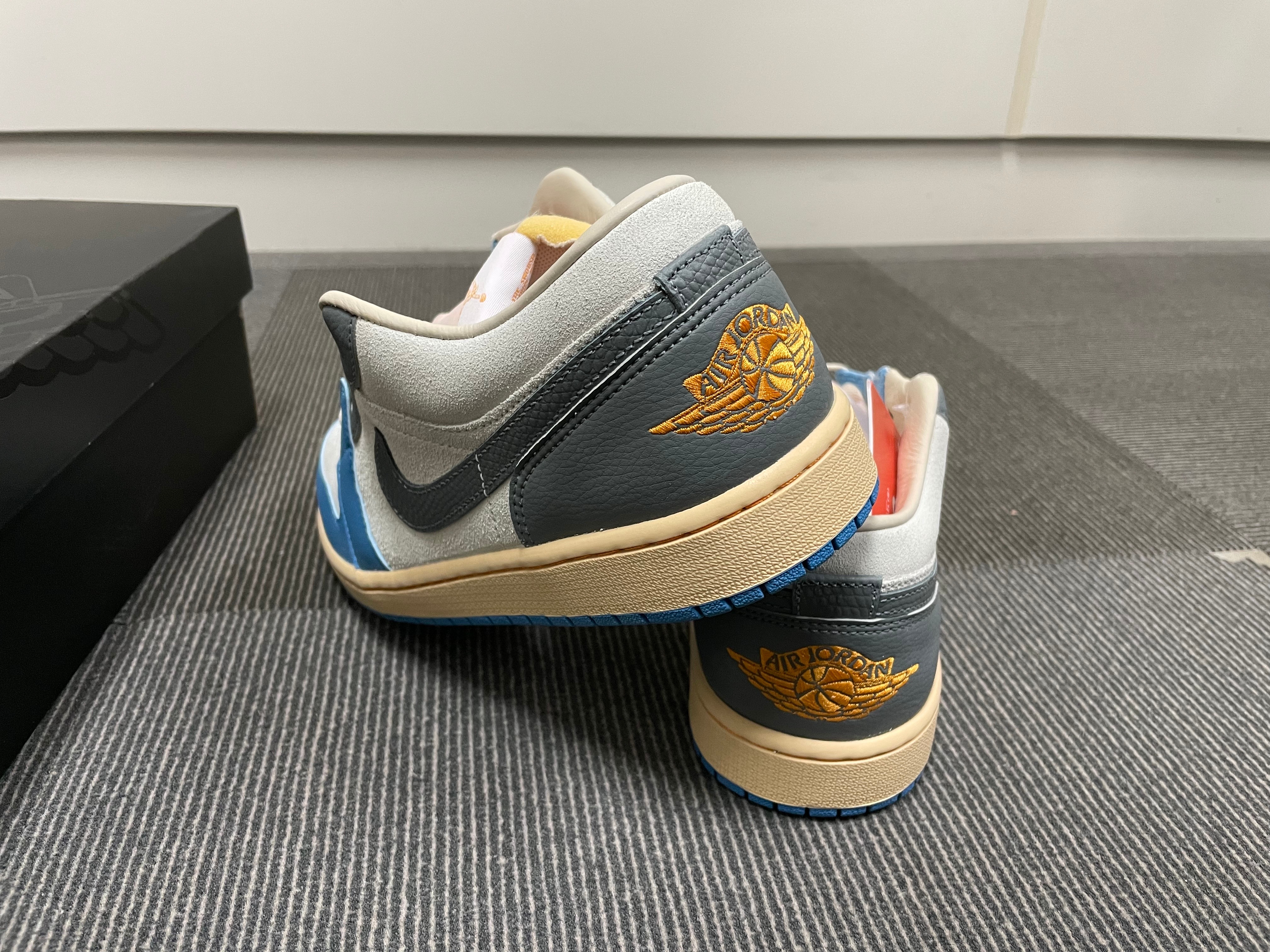 Jordan 1 Low SE Tokyo 96 착용 스타일 - 2